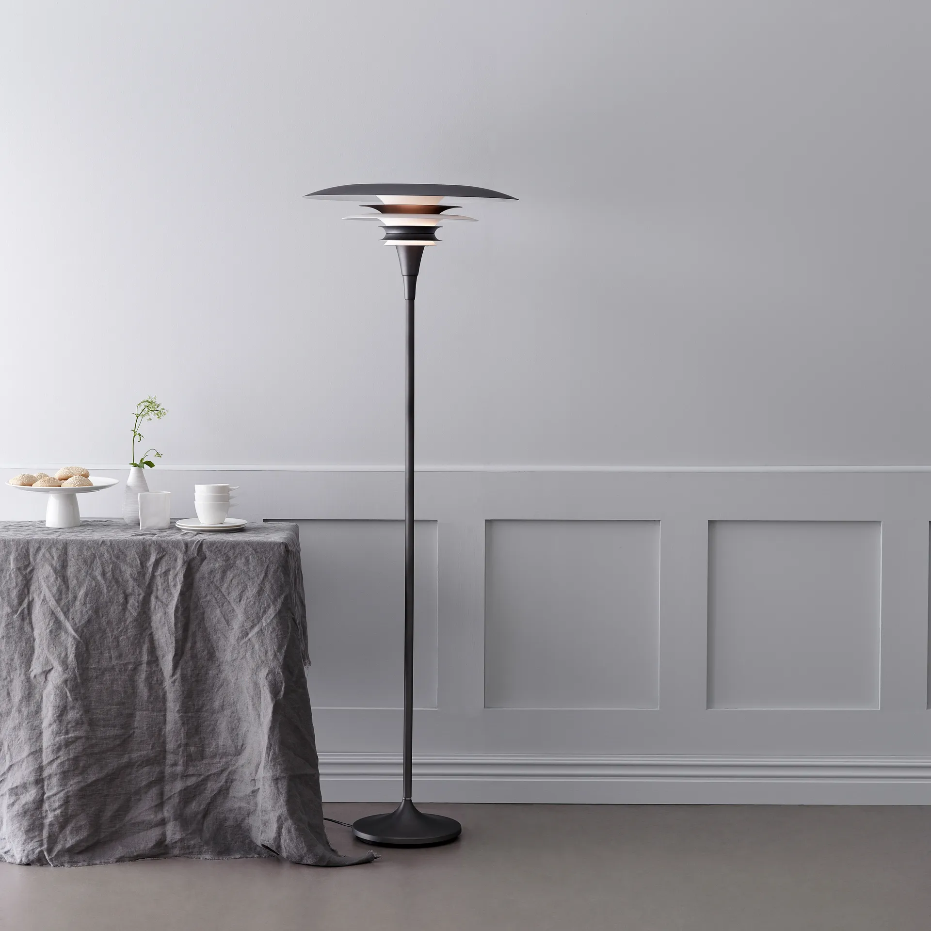 Diablo φωτιστικό δαπέδου Ø30 cm, Ματ μαύρο-απαλό κόκκινο Belid