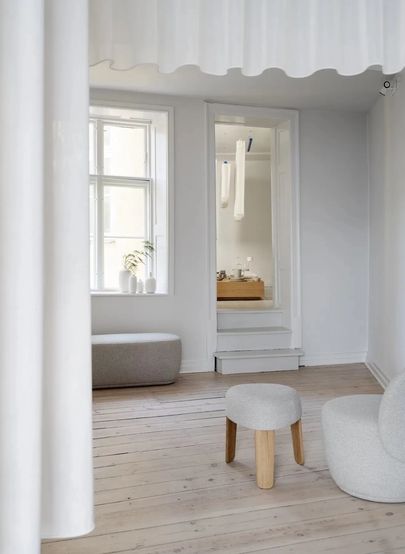 Σκαμπό Kuon Ø47x45 εκ., Boucla beige blomus