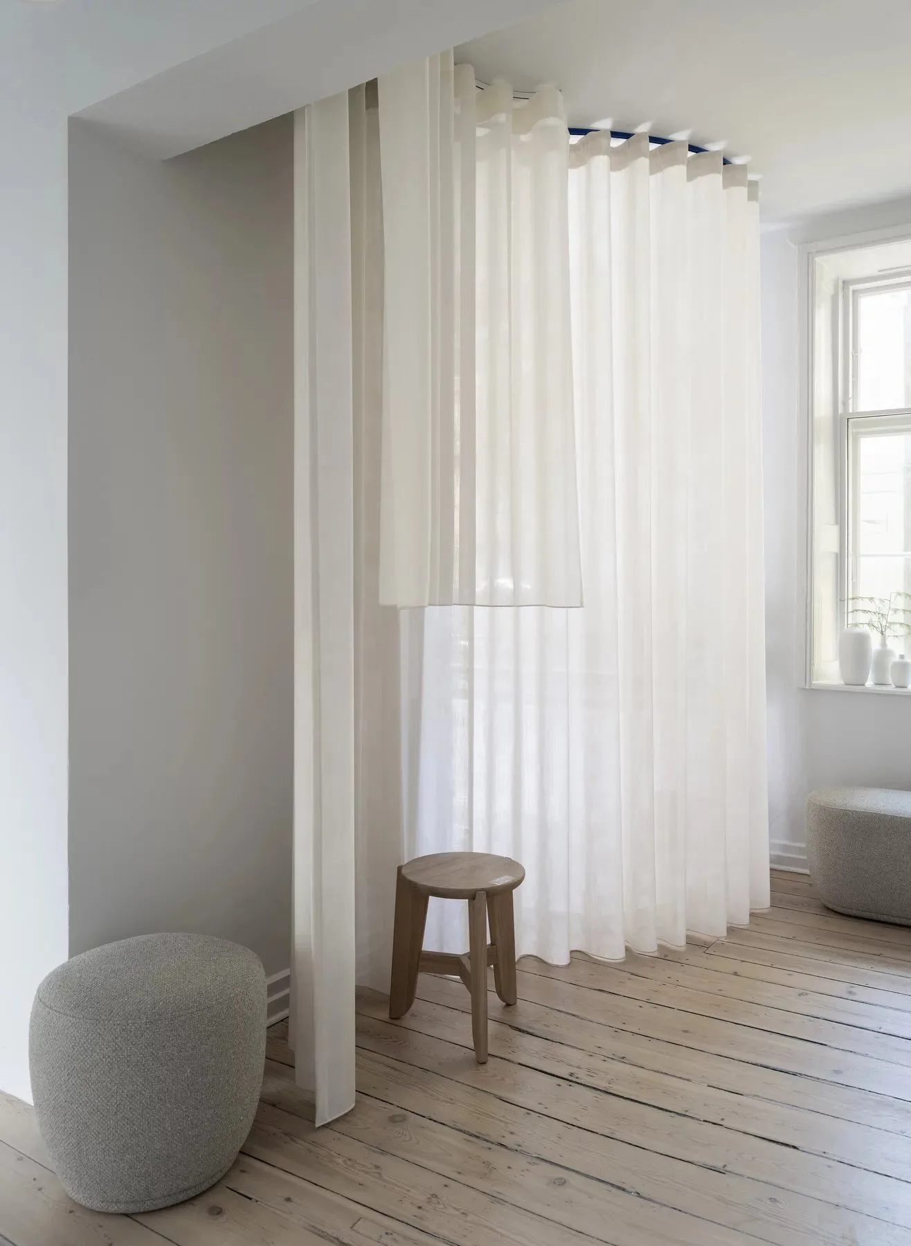 Πουφ Kuon Ø48x45 εκ., Boucla beige blomus