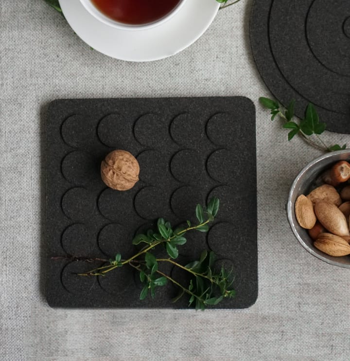 Τετράγωνο υποστηρικτικό κατσαρόλας Dots 20x20 cm, Μαύρο Born In Sweden