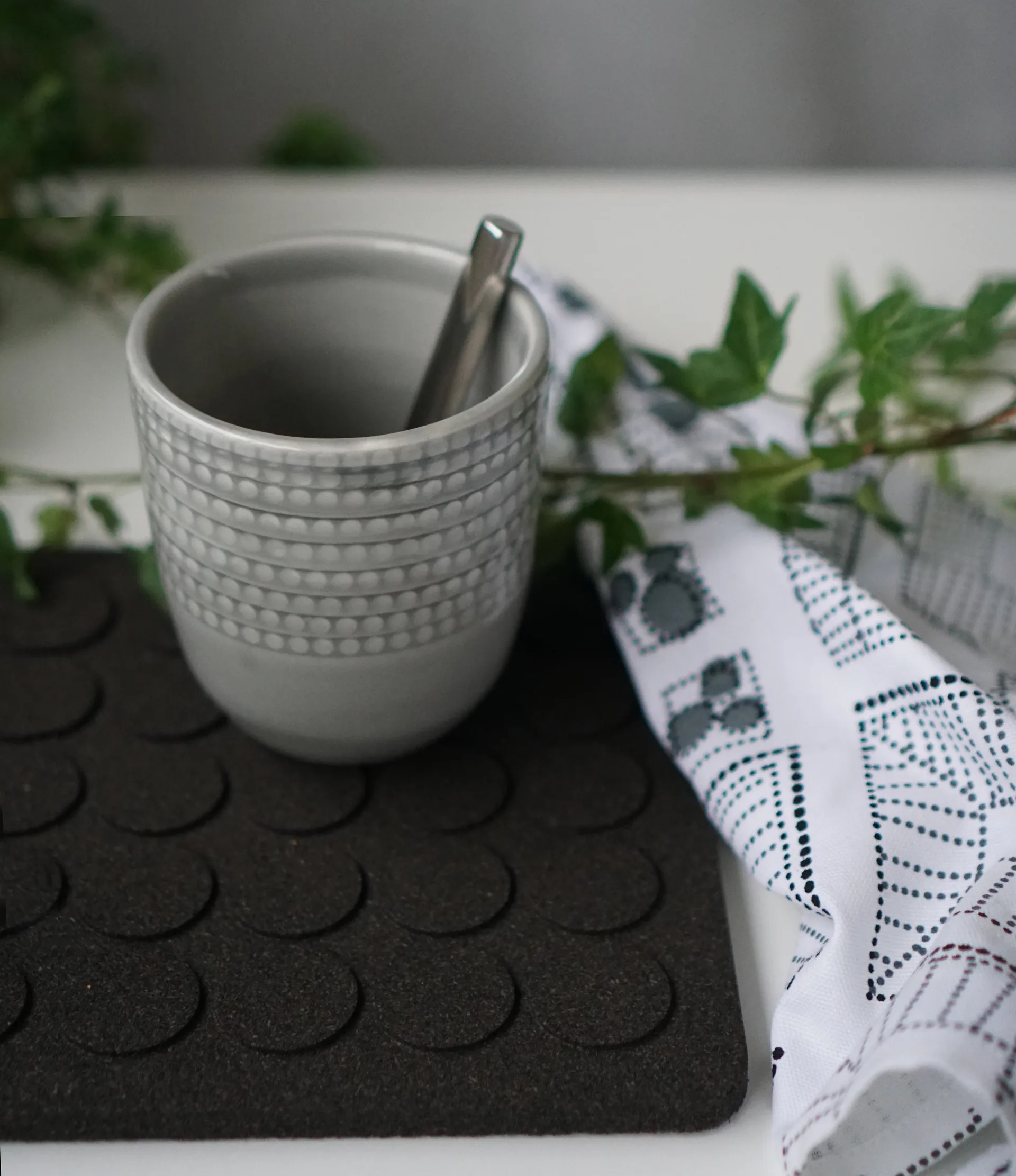 Τετράγωνο υποστηρικτικό κατσαρόλας Dots 20x20 cm, Μαύρο Born In Sweden