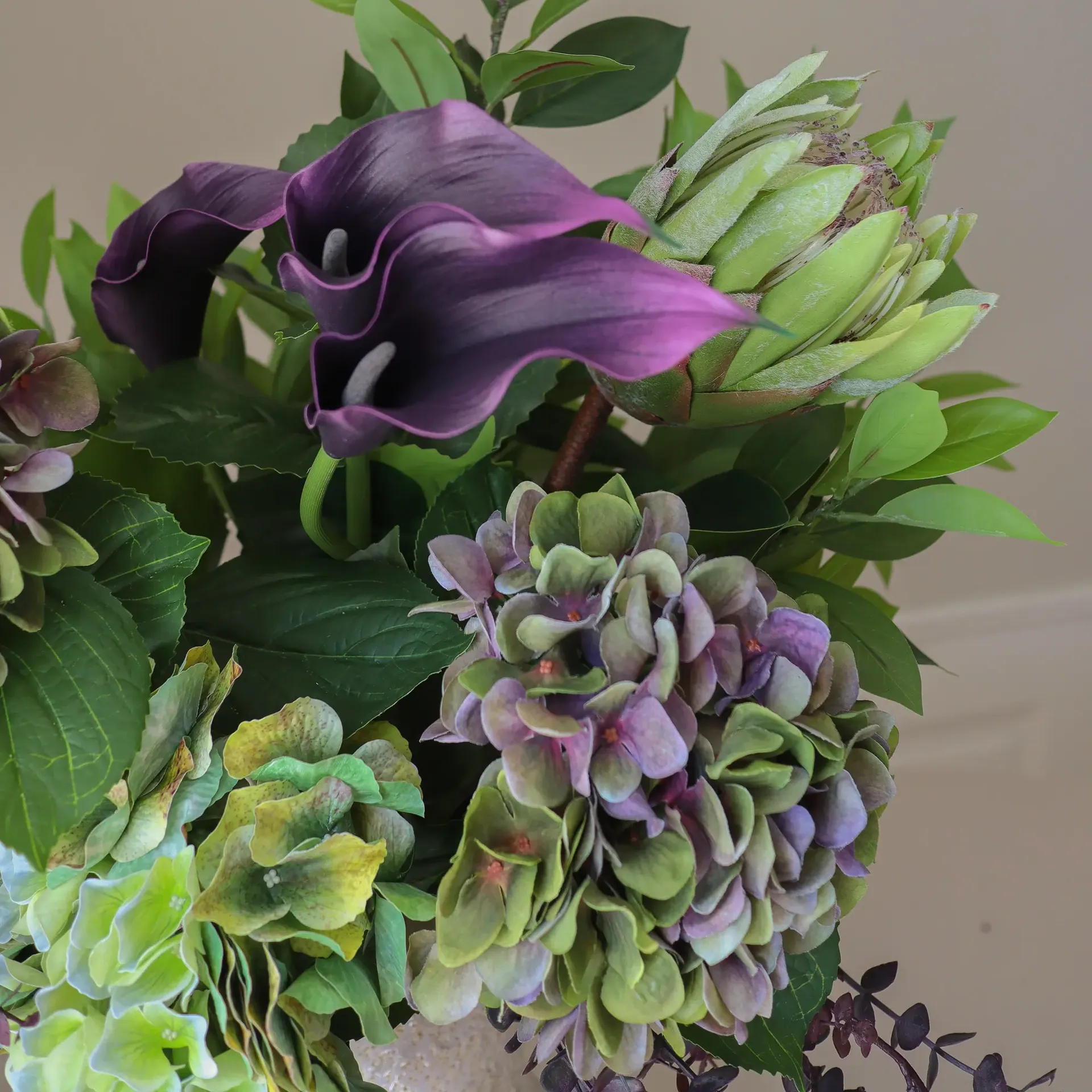 Aubergine Bloom τεχνητή ανθοδέσμη, Κάλλα-ορτανσία-πρωτέα, 106 εκ., 12 τεμ. Botané
