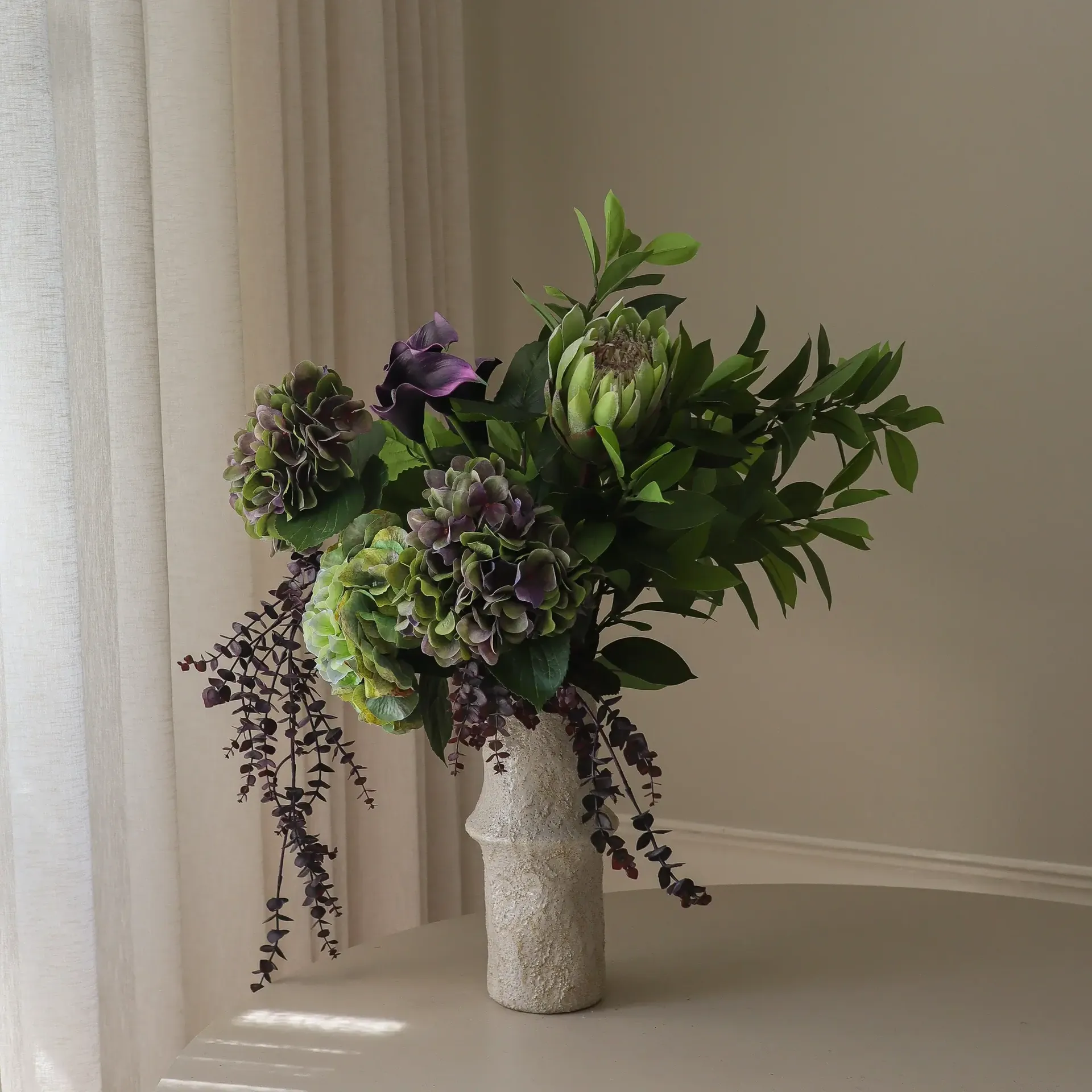 Aubergine Bloom τεχνητή ανθοδέσμη, Κάλλα-ορτανσία-πρωτέα, 106 εκ., 12 τεμ. Botané