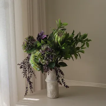 Aubergine Bloom τεχνητή ανθοδέσμη - Κάλλα-ορτανσία-πρωτέα, 106 εκ., 12 τεμ. - Botané