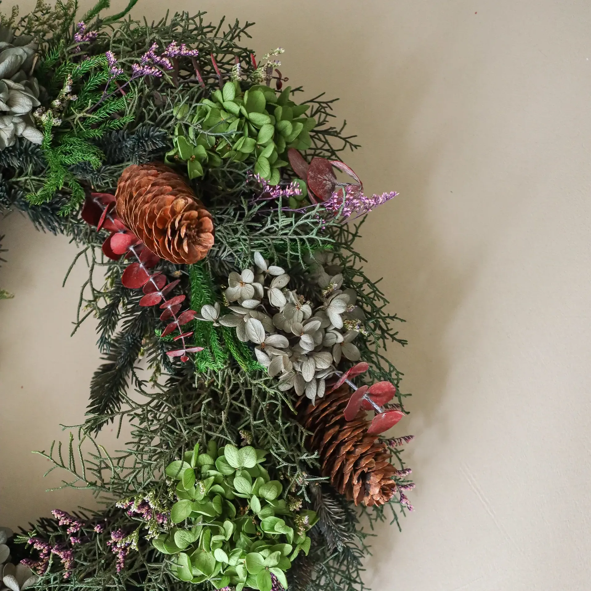 Botanical Forest Wreath στεφάνι λουλουδιών, Ορτανσία-ευκάλυπτος-κλαδιά κωνοφόρων-κουκουνάρια, Ø40 εκ. Botané