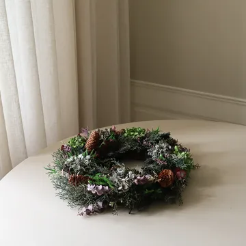 Botanical Forest Wreath στεφάνι λουλουδιών - Ορτανσία-ευκάλυπτος-κλαδιά κωνοφόρων-κουκουνάρια, Ø40 εκ. - Botané
