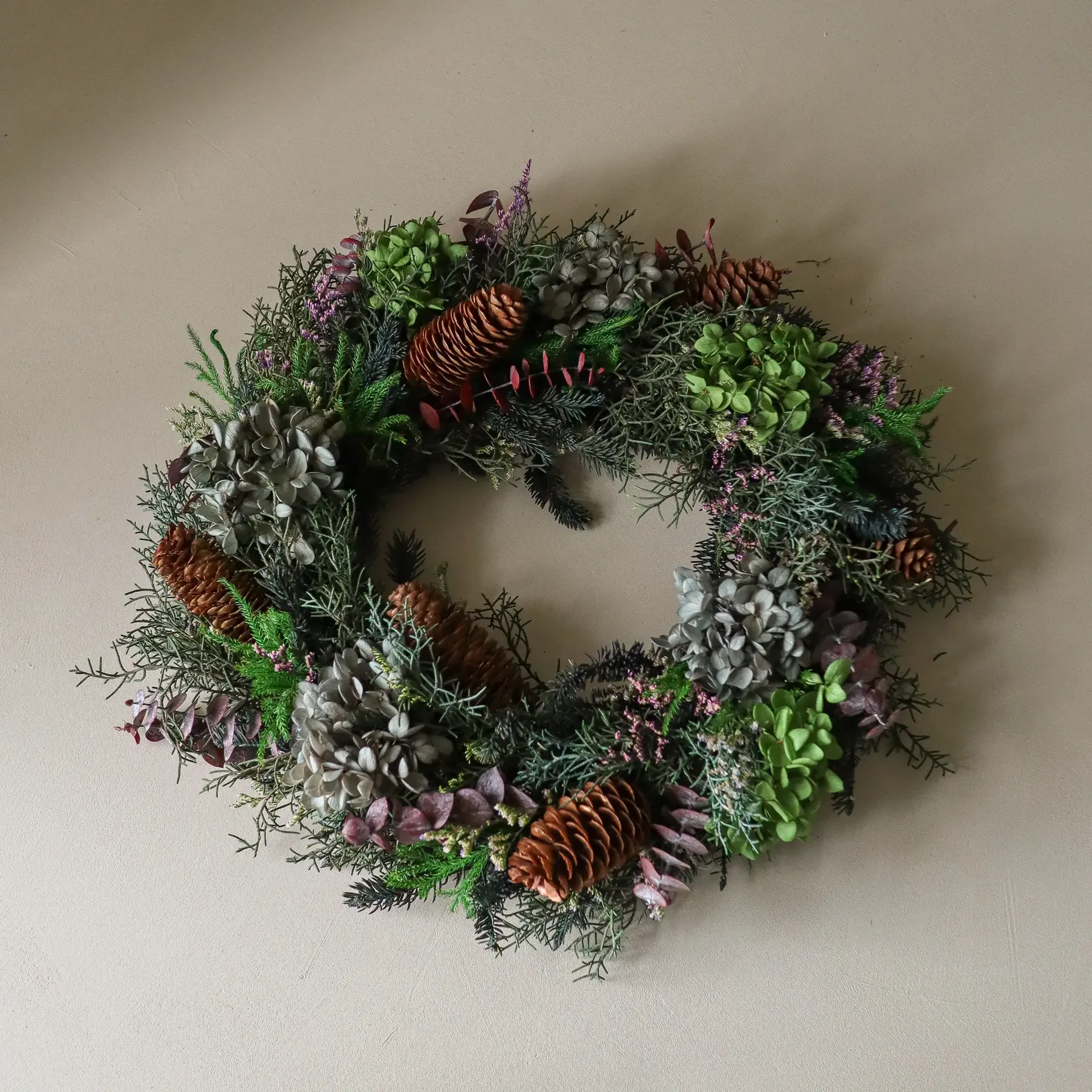 Botanical Forest Wreath στεφάνι λουλουδιών, Ορτανσία-ευκάλυπτος-κλαδιά κωνοφόρων-κουκουνάρια, Ø40 εκ. Botané