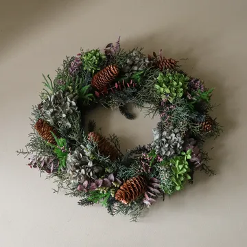 Botanical Forest Wreath στεφάνι λουλουδιών - Ορτανσία-ευκάλυπτος-κλαδιά κωνοφόρων-κουκουνάρια, Ø40 εκ. - Botané