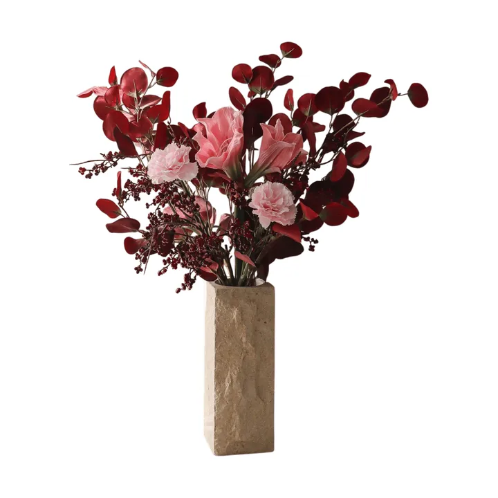 Burgundy blush τεχνητή ανθοδέσμη - Αμαρυλλίς, γαρύφαλλο, κλαδιά με μούρα, ευκάλυπτος, 84 εκ. - Botané
