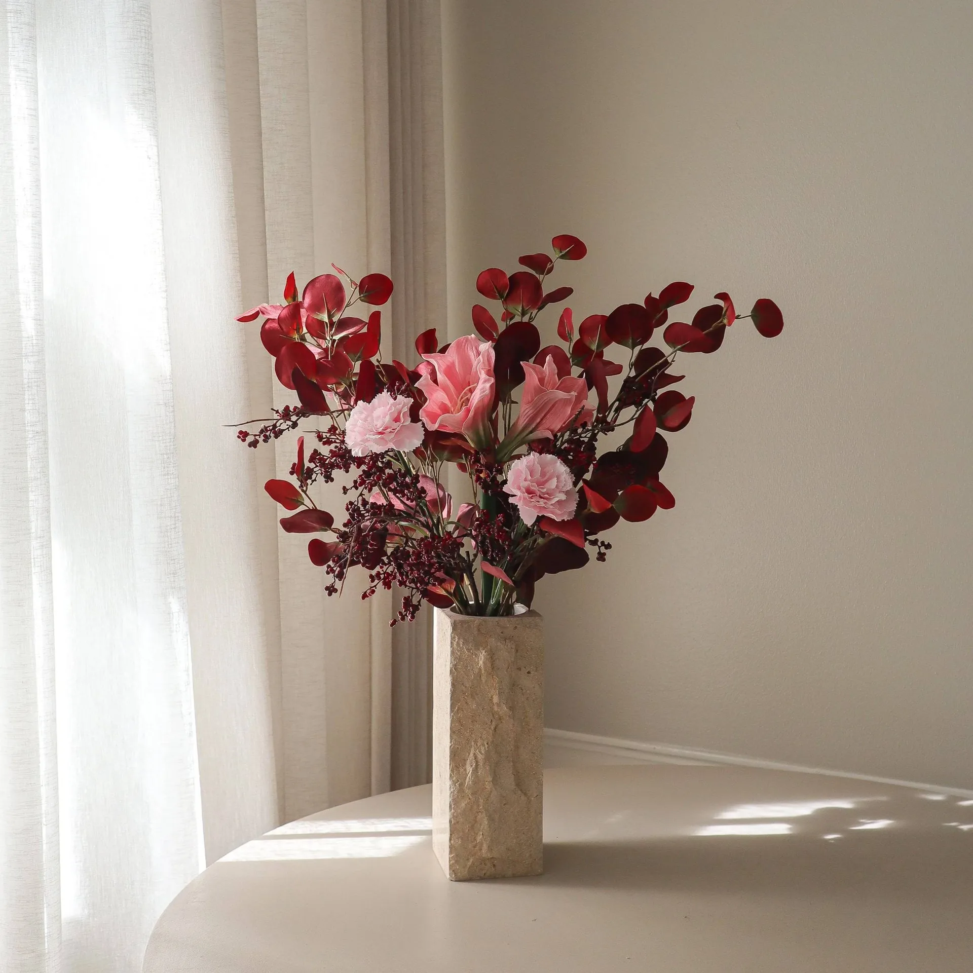 Burgundy blush τεχνητή ανθοδέσμη, Αμαρυλλίς, γαρύφαλλο, κλαδιά με μούρα, ευκάλυπτος, 84 εκ. Botané