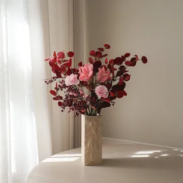 Burgundy blush τεχνητή ανθοδέσμη - Αμαρυλλίς, γαρύφαλλο, κλαδιά με μούρα, ευκάλυπτος, 84 εκ. - Botané