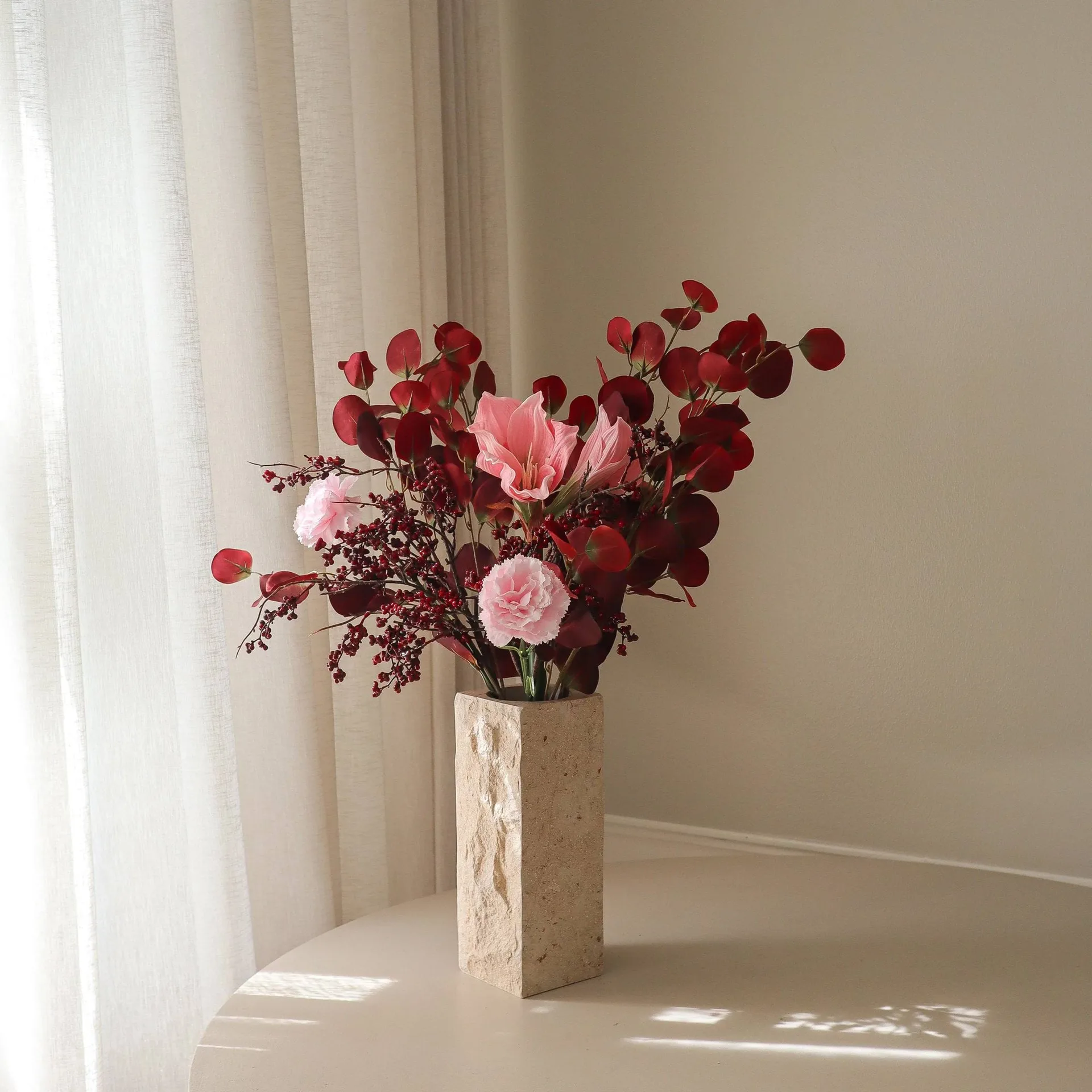 Burgundy blush τεχνητή ανθοδέσμη, Αμαρυλλίς, γαρύφαλλο, κλαδιά με μούρα, ευκάλυπτος, 84 εκ. Botané