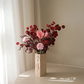 Burgundy blush τεχνητή ανθοδέσμη - Αμαρυλλίς, γαρύφαλλο, κλαδιά με μούρα, ευκάλυπτος, 84 εκ. - Botané