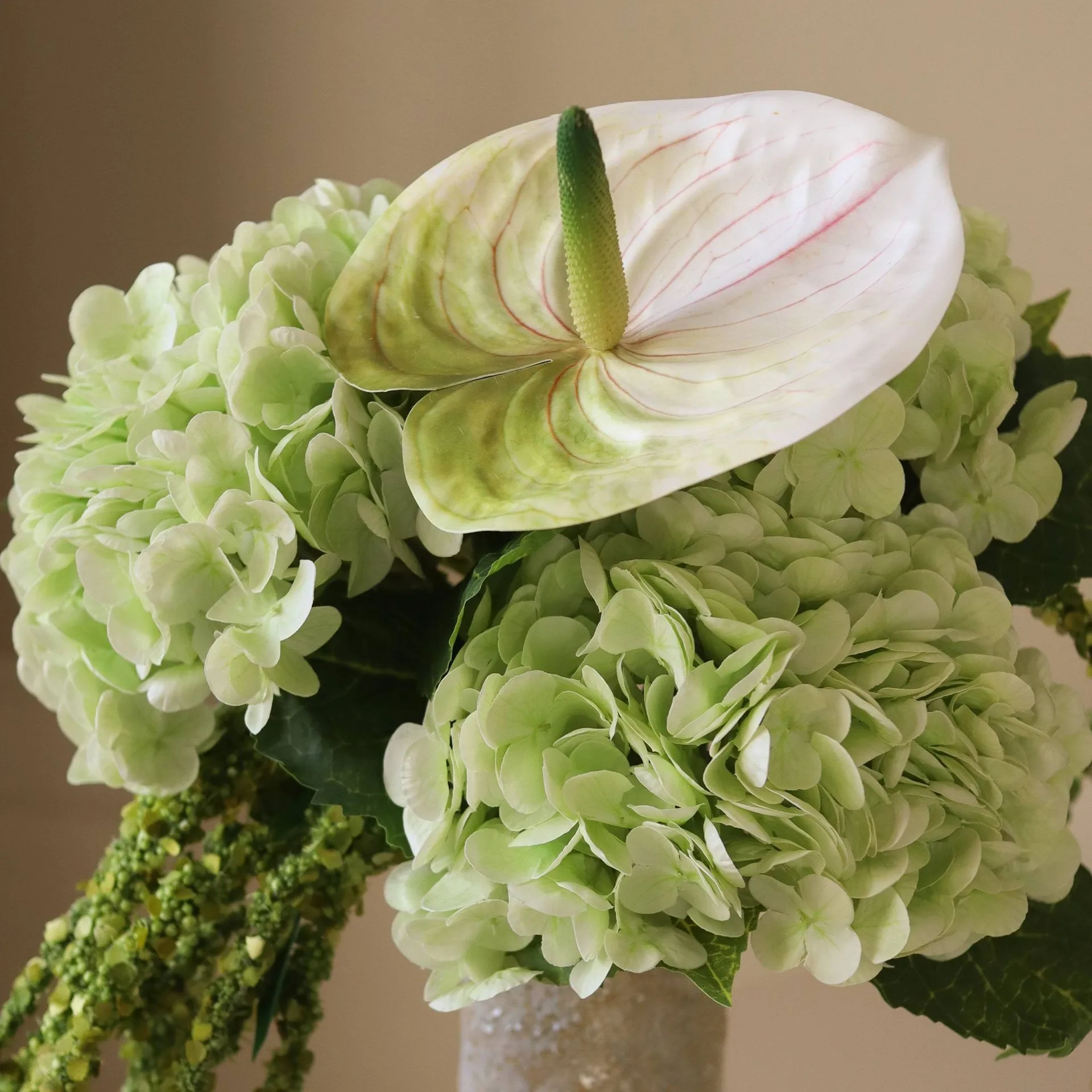 Τεχνητό μπουκέτο Dewdrop Symphony, Hortensia-ανοιχτό πράσινο anthurium-αμαράντι 6 τεμάχια Botané