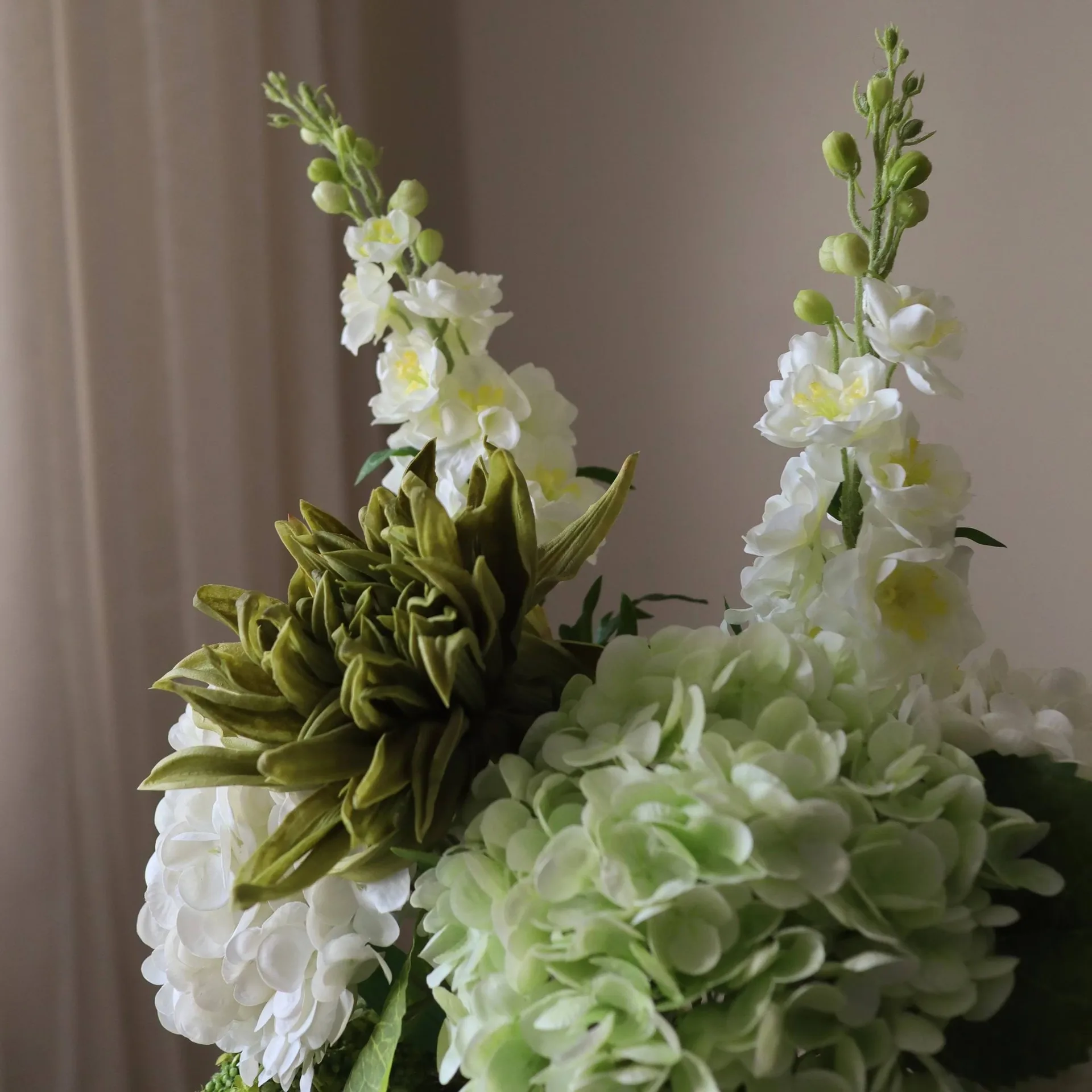 Enchanted Matcha τεχνητό μπουκέτο, Riddarsporre-αμαράντι-hortensia-κάκτος, 9 τεμάχια Botané