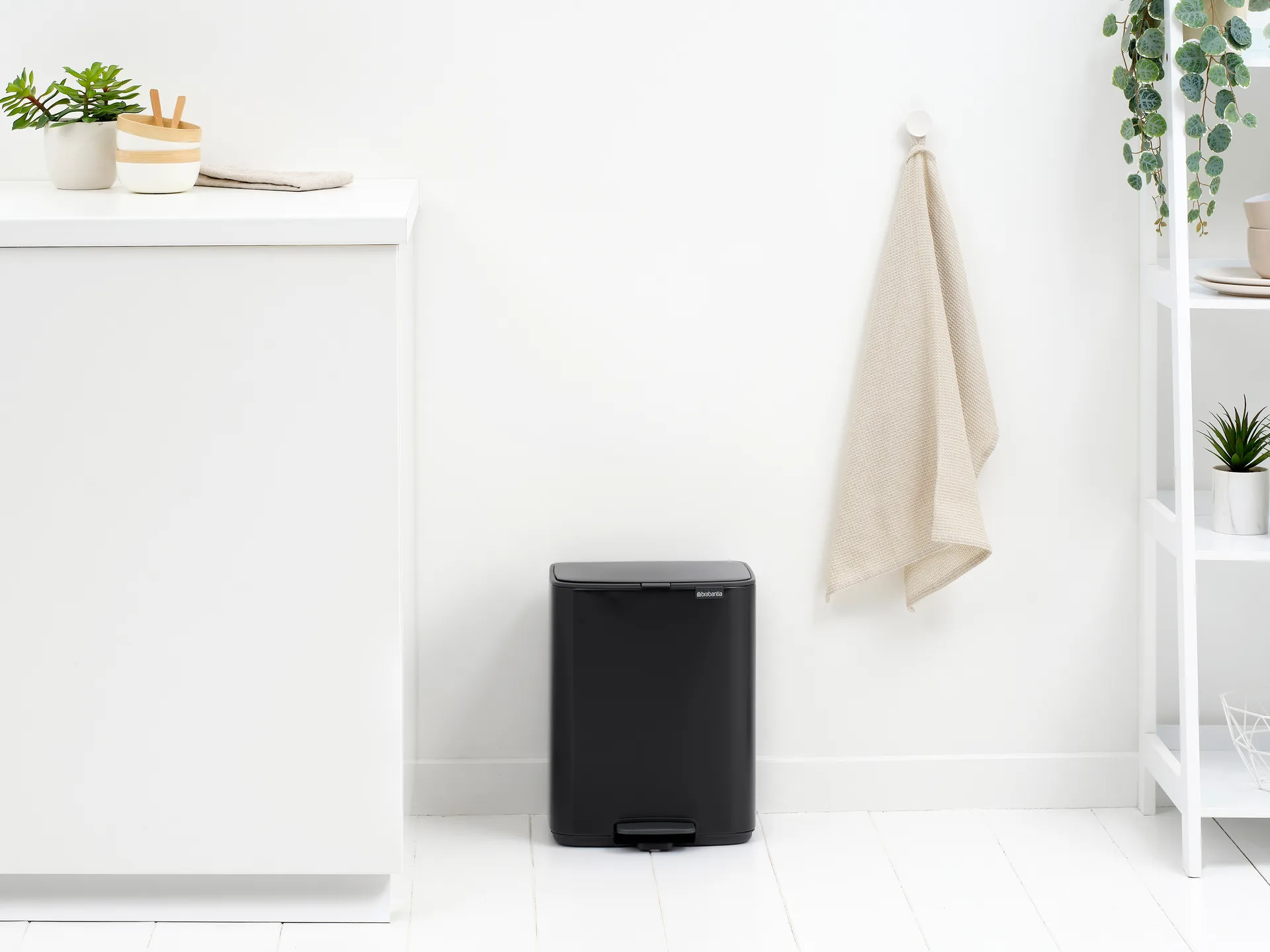 Bo πεντάλ κάδος 12 L, Matt Black Brabantia