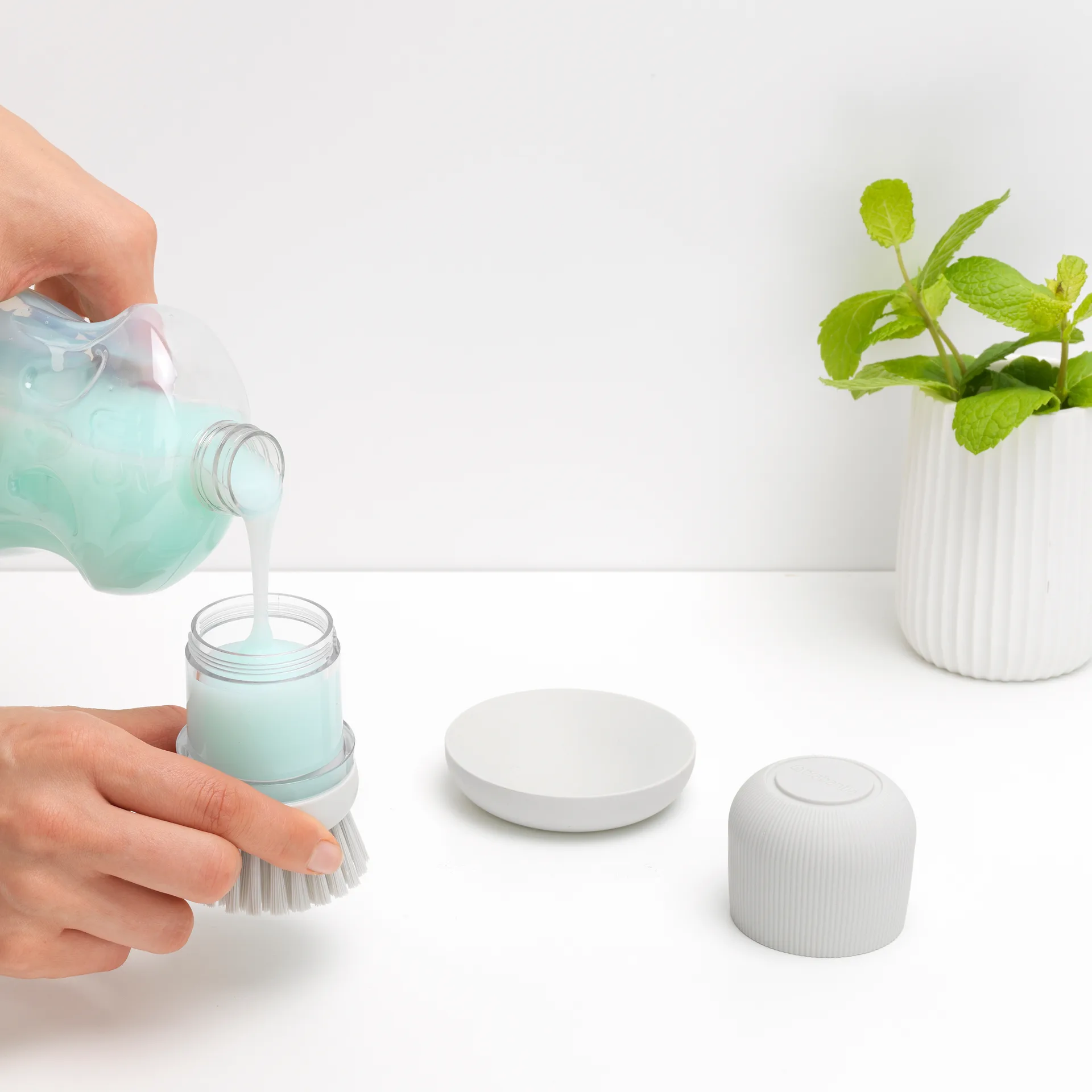 Brabantia σαπουνοθήκη πιάτων και βούρτσα πιάτων, ανοιχτό γκρι Brabantia