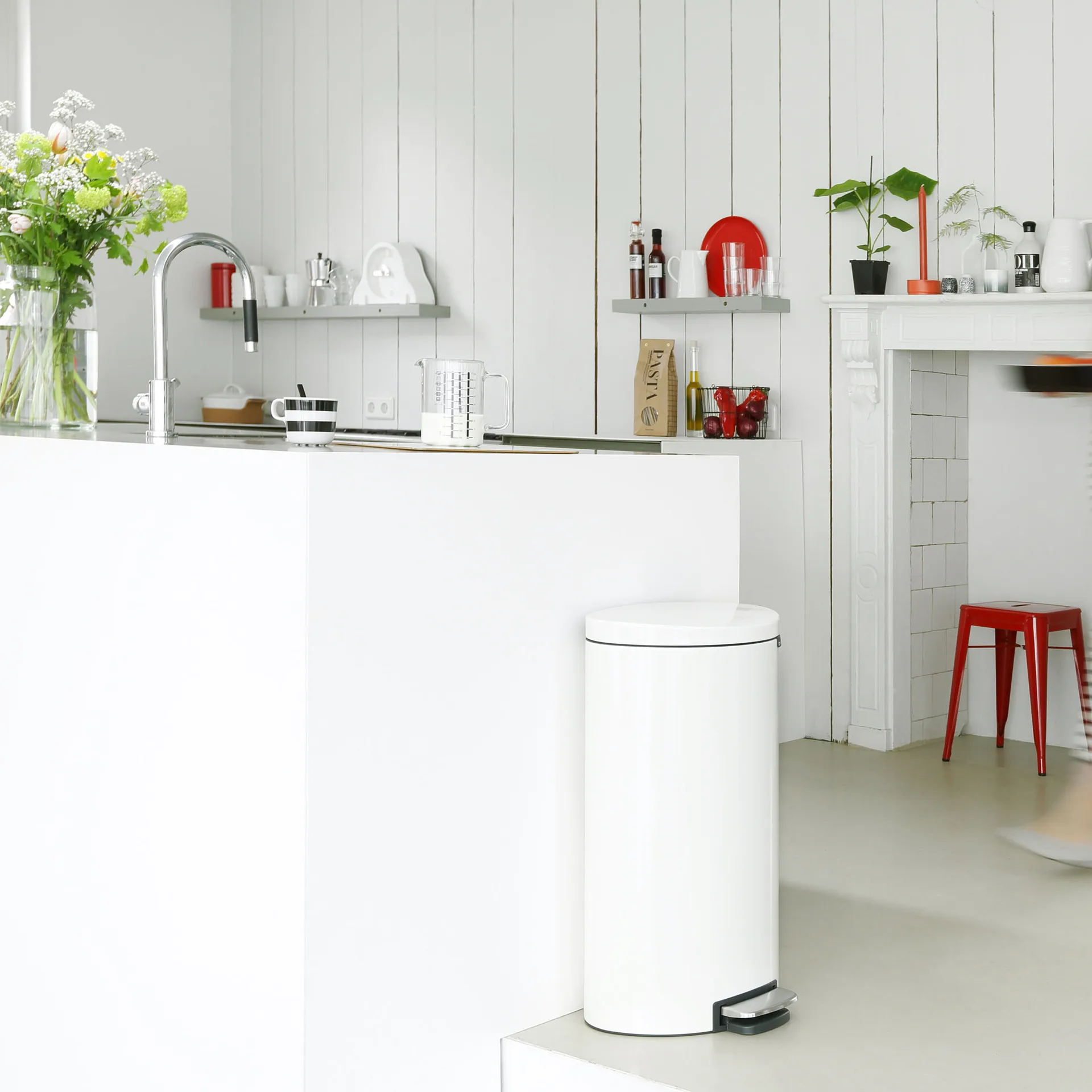 FlatBack+ κάδος με πεντάλ αθόρυβος 30 l, λευκό Brabantia