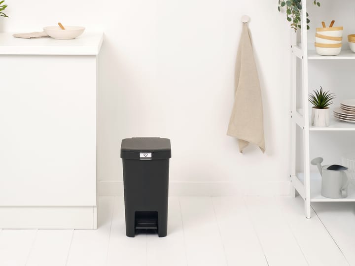 Kάδος πεντάλ StepUp 16 l, Σκούρο γκρι Brabantia