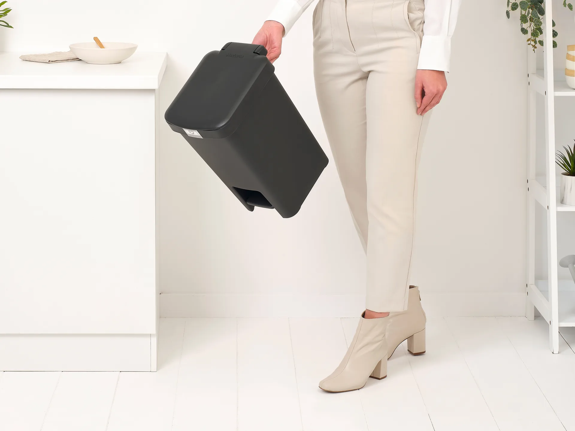 Kάδος πεντάλ StepUp 16 l, Σκούρο γκρι Brabantia