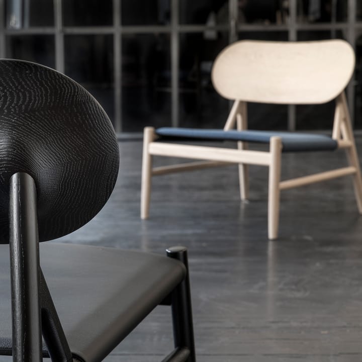 Καρέκλα lounge, Ferdinand - Δέρμα μαύρο, βάση από δρυ με μαύρη λάκα - Brdr. Krüger