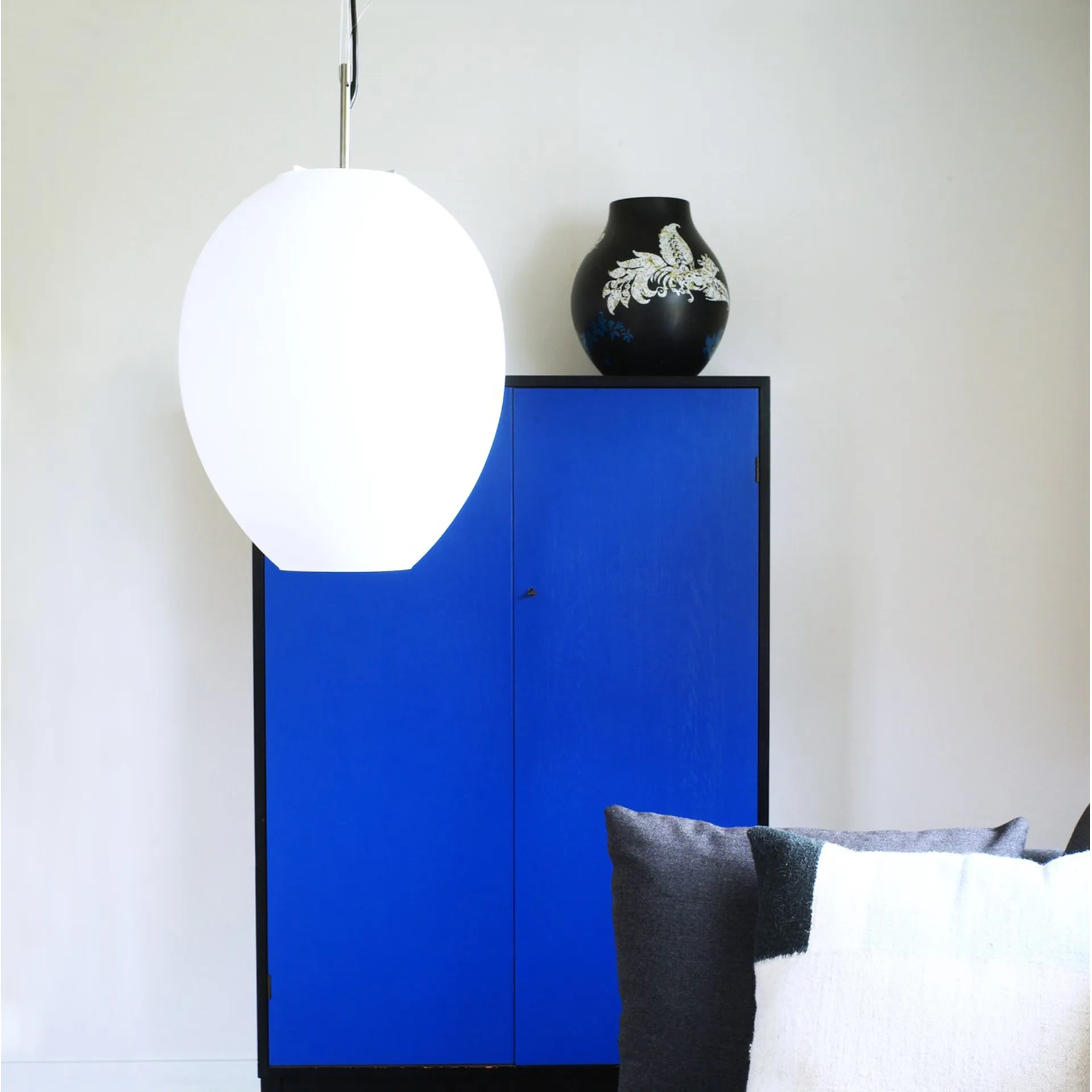 Κρεμαστό φωτιστικό, Egg, Λευκό/ανοξείδωτο ατσάλι, οπάλ γυαλί Bsweden