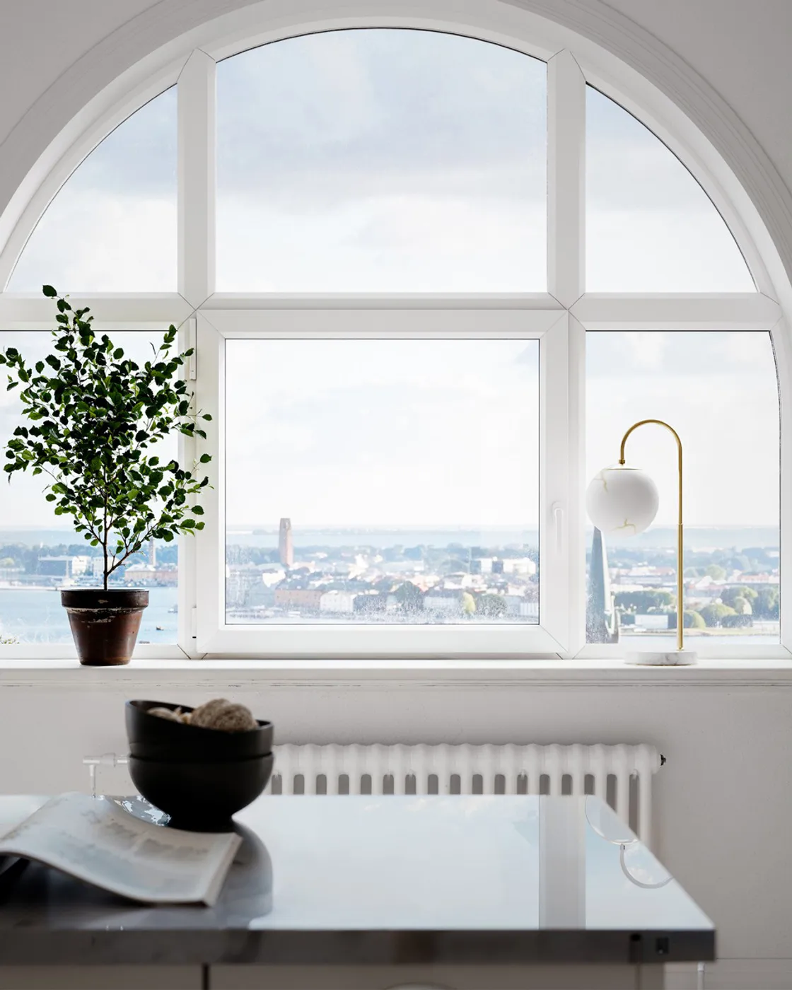 Bellagio επιτραπέζιο φωτιστικό 60 cm, Ορείχαλκος-λευκό By Rydéns