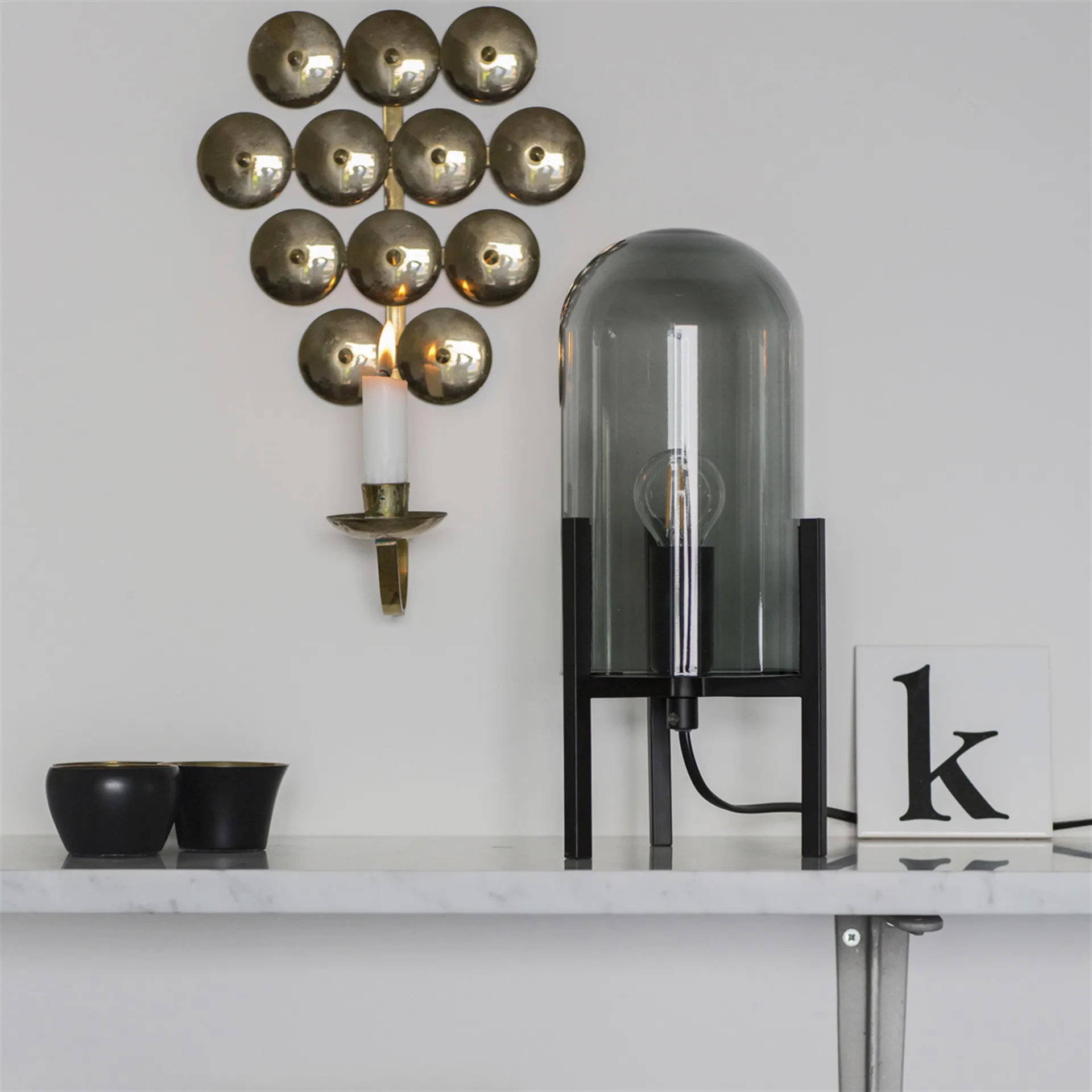 Smokey επιτραπέζιο φωτιστικό, φιμέ γκρι-μαύρο By Rydéns