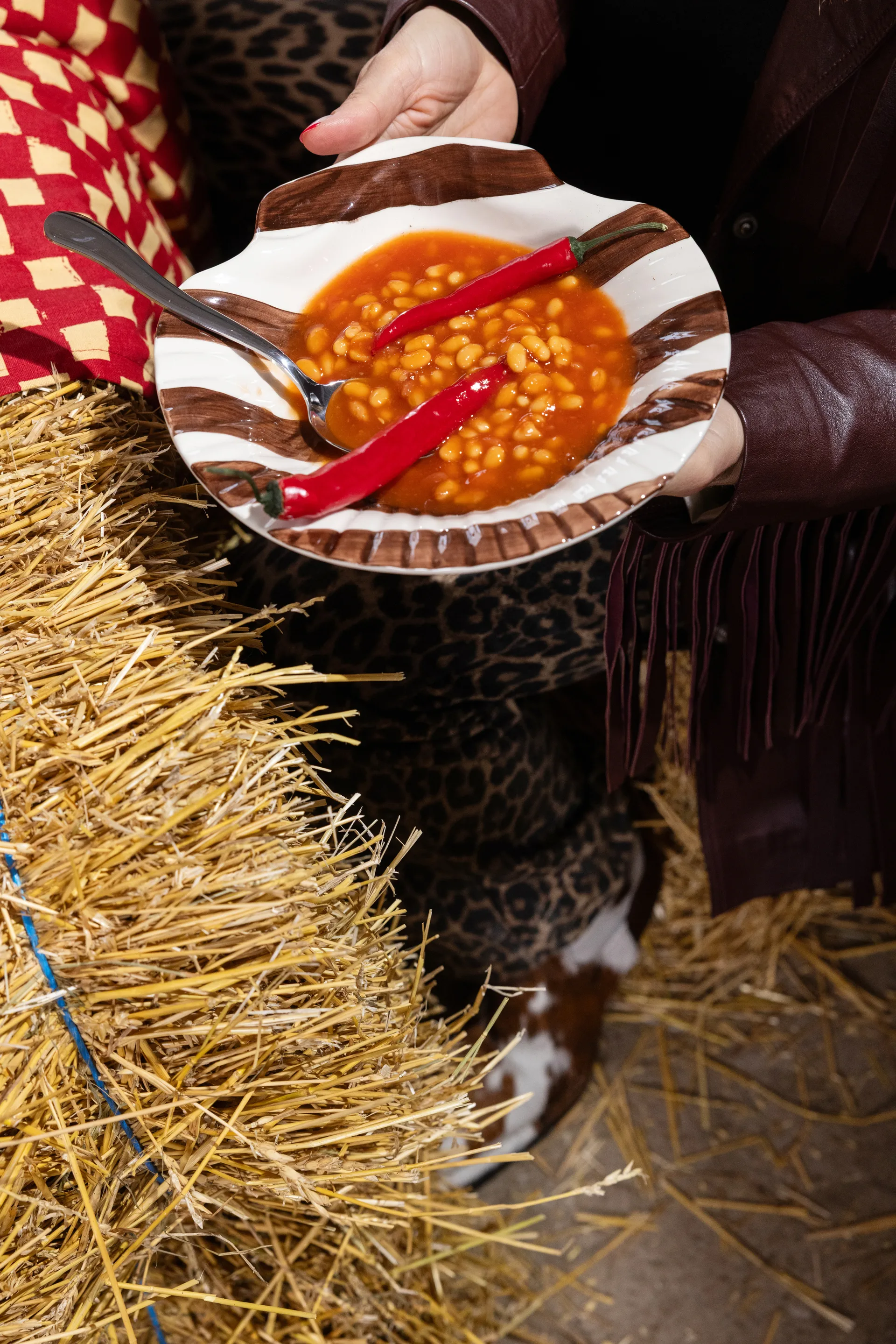 Armona stripe πιάτο 23,5x23,5 εκ., Σκούρο καφέ-λευκό Byon