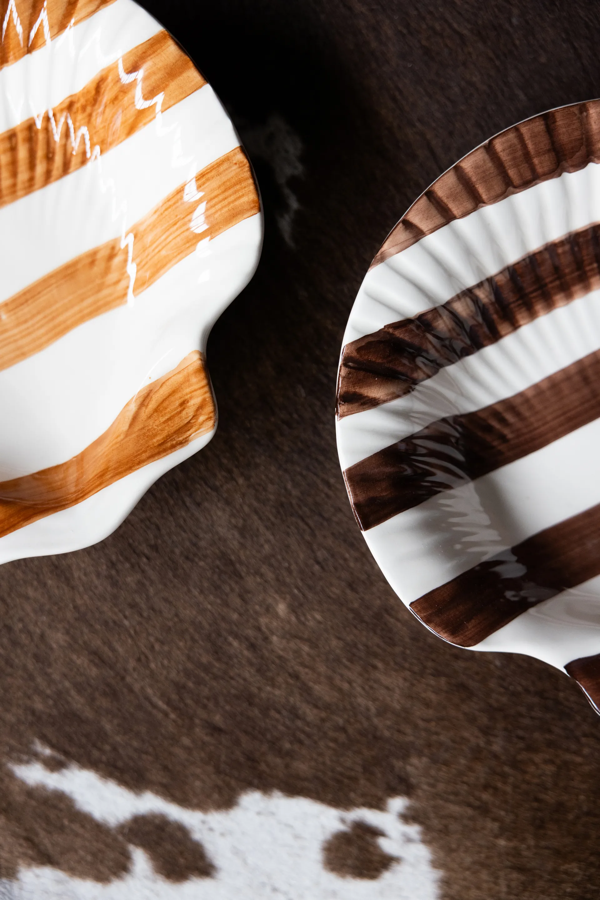 Armona stripe πιάτο 23,5x23,5 εκ., Σκούρο καφέ-λευκό Byon