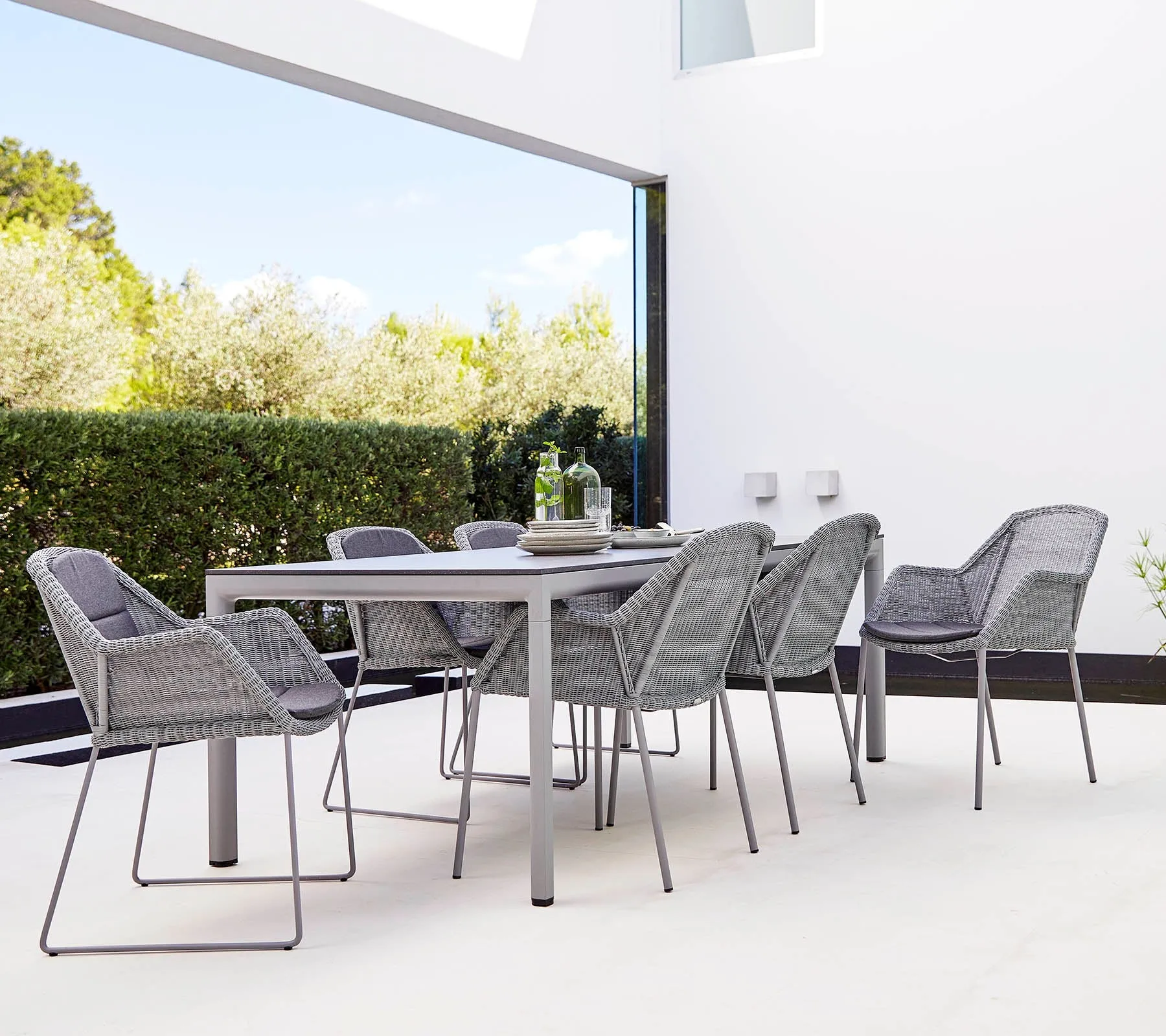 Breeze στοιβαζόμενη καρέκλα με μπράτσα weave, Τόπι Cane-line