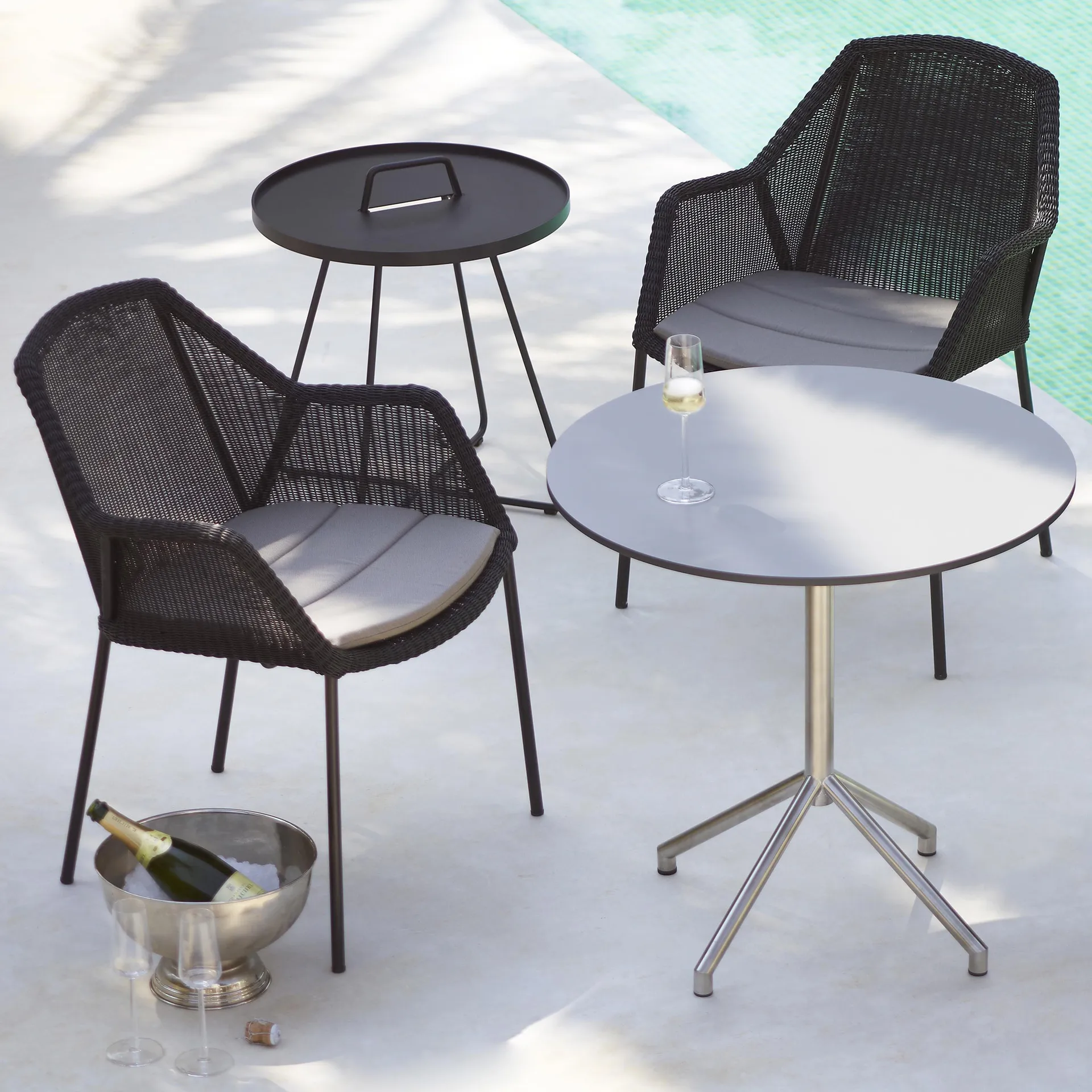 Breeze στοιβαζόμενη καρέκλα με μπράτσα weave, Μαύρο Cane-line