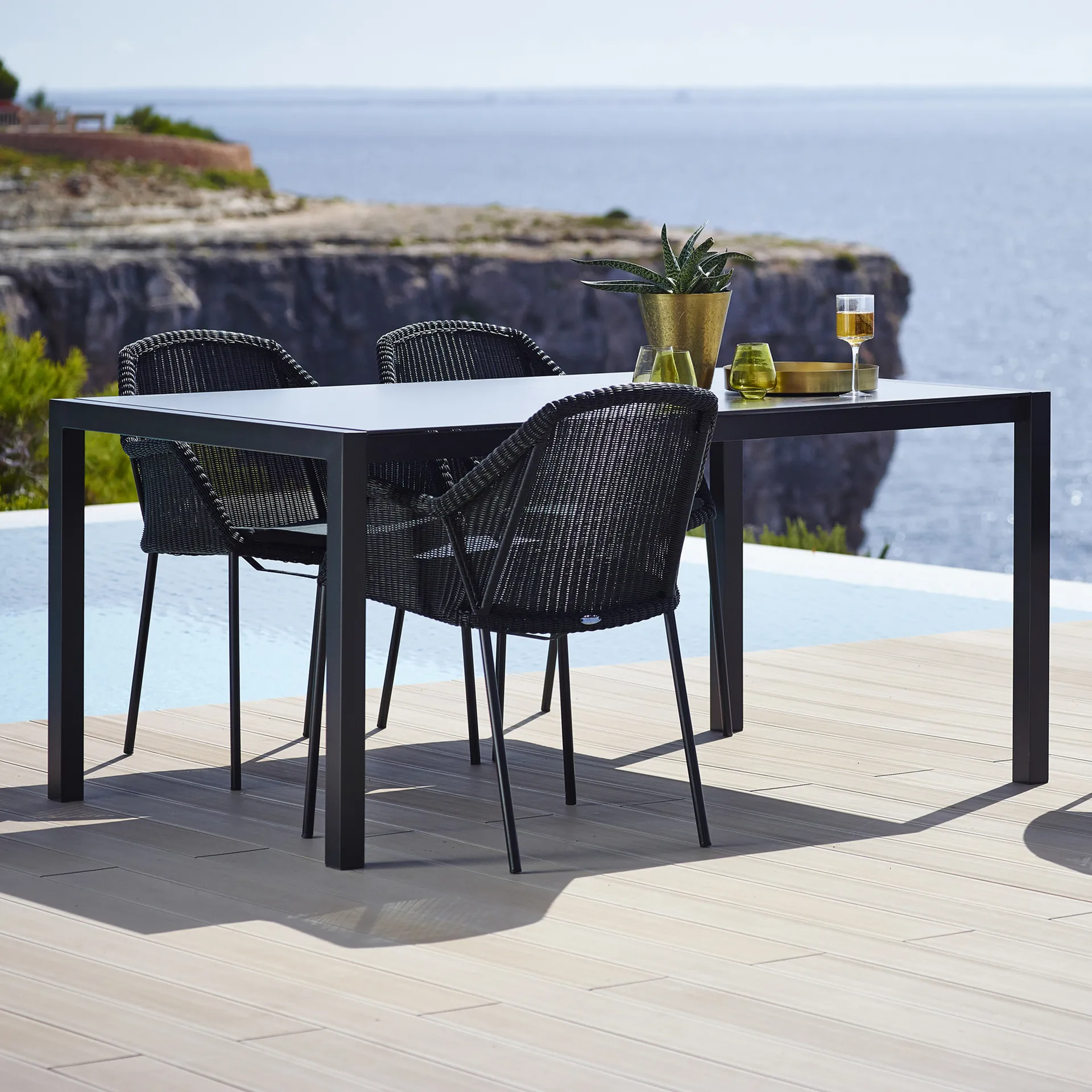 Breeze στοιβαζόμενη καρέκλα με μπράτσα weave, Μαύρο Cane-line