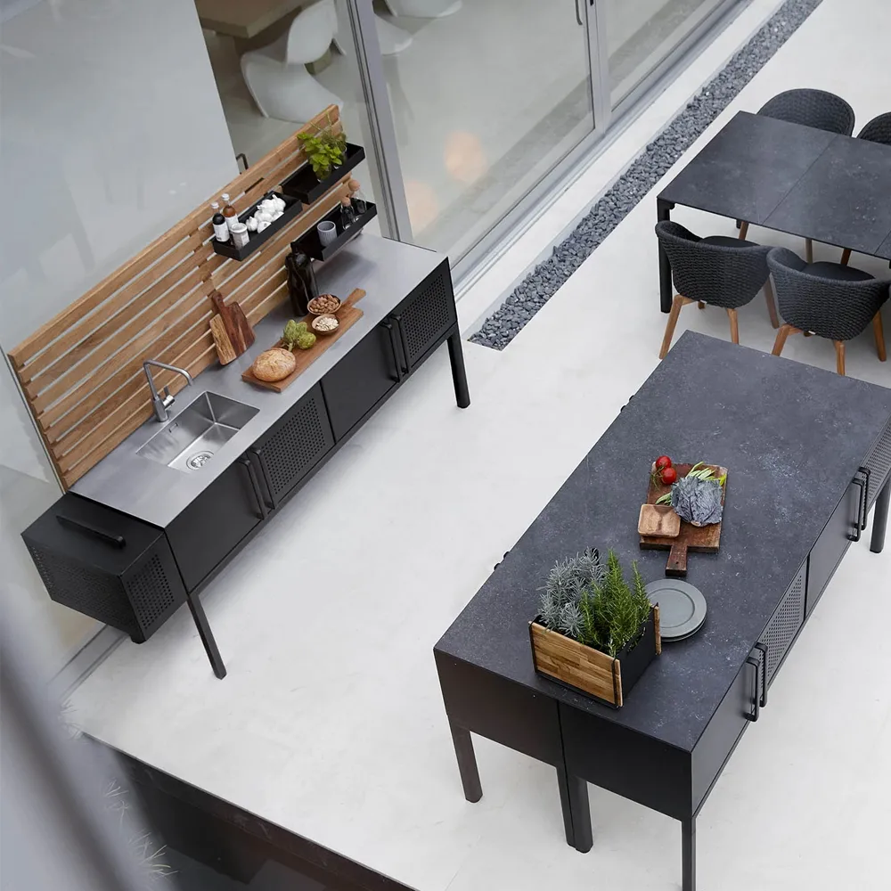 Εξωτερική κουζίνα Drop, Λάβα γκρι, συμπερ. ψευδάργυρο και βρύση & τοίχος από τεάκ Cane-line