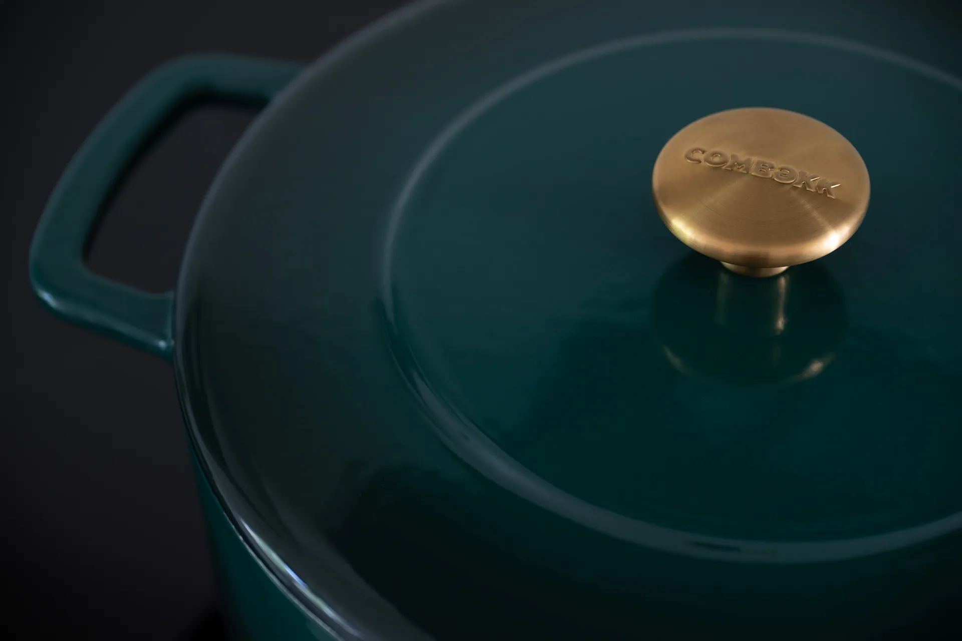 Combekk Εμαγιέ χύτρα από χυτοσίδηρο Ø24 εκ., Holly Green-gold πόμολο Combekk