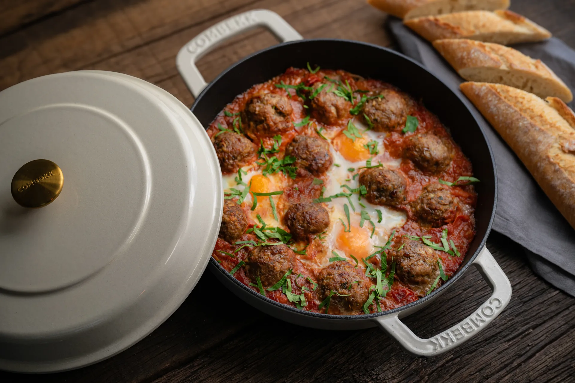 Combekk Εμαγιέ τηγάνι-κατσαρόλα από χυτοσίδηρο Ø28 εκ., Sand-gold πόμολο Combekk