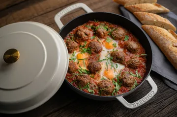 Combekk Εμαγιέ τηγάνι-κατσαρόλα από χυτοσίδηρο Ø28 εκ. - Sand-gold πόμολο - Combekk