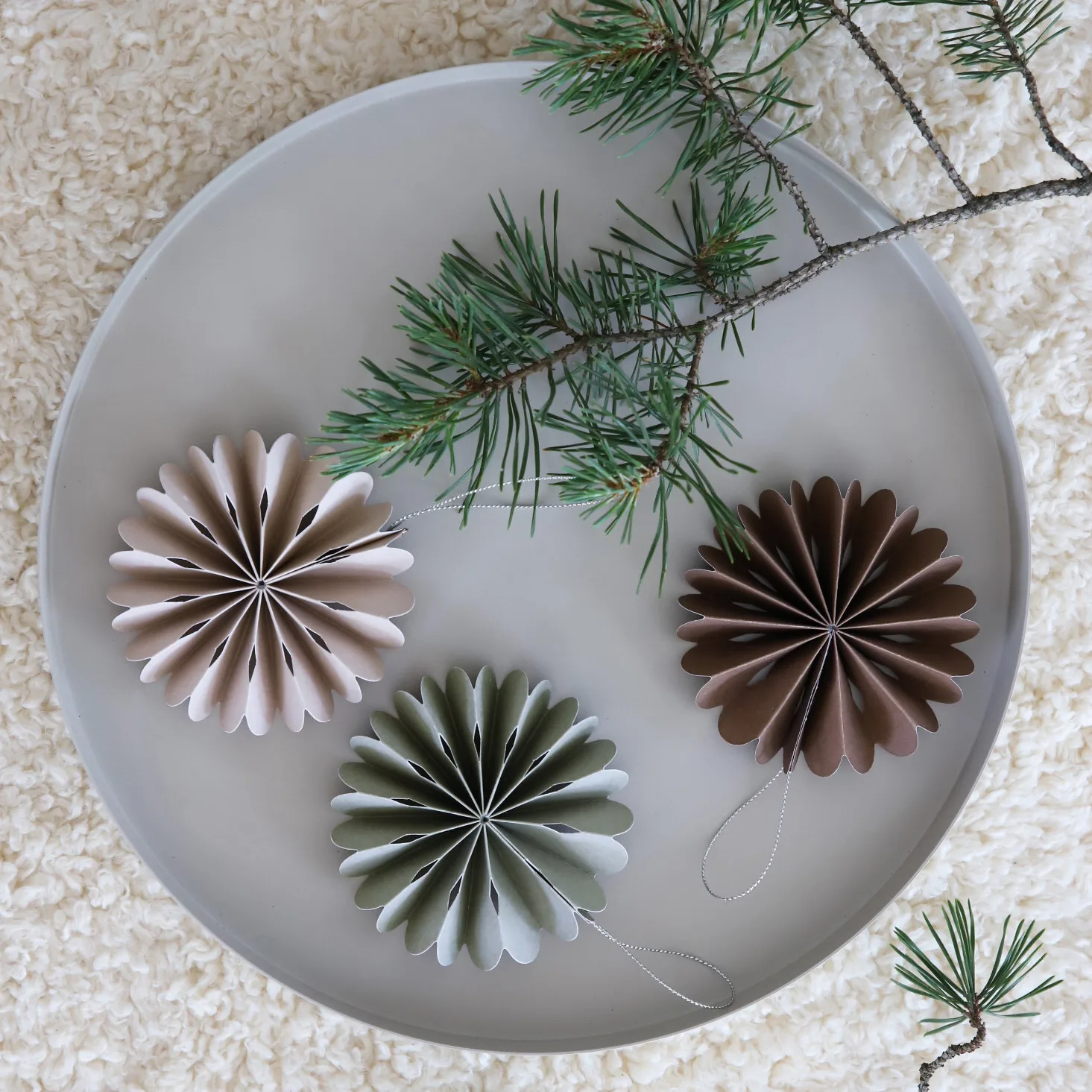 Χριστουγεννιάτικο στολίδι από χάρτινα λουλούδια, Sand Cooee Design