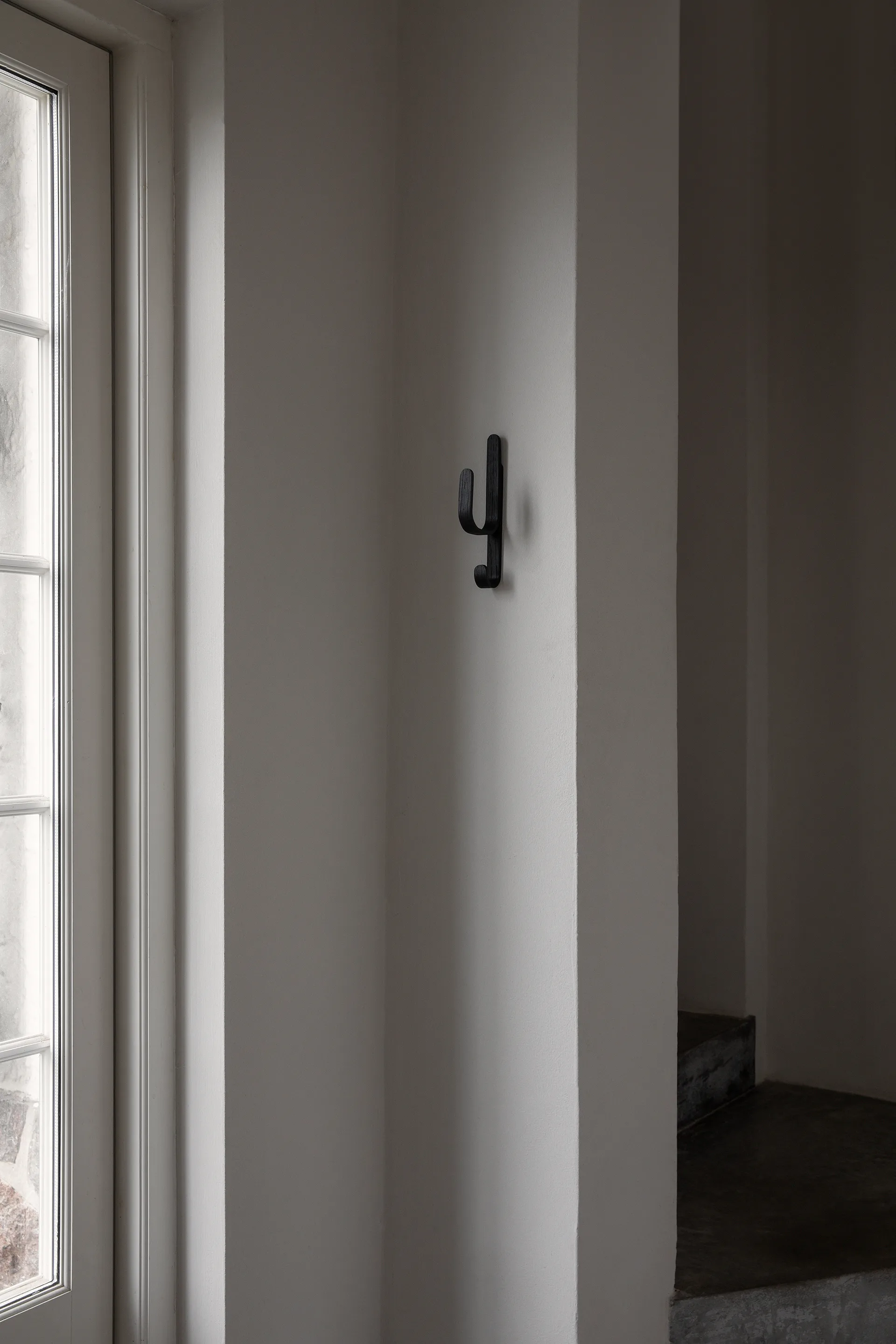 Woody hook One, Μαύρη βερνικωμένη δρυς Cooee Design