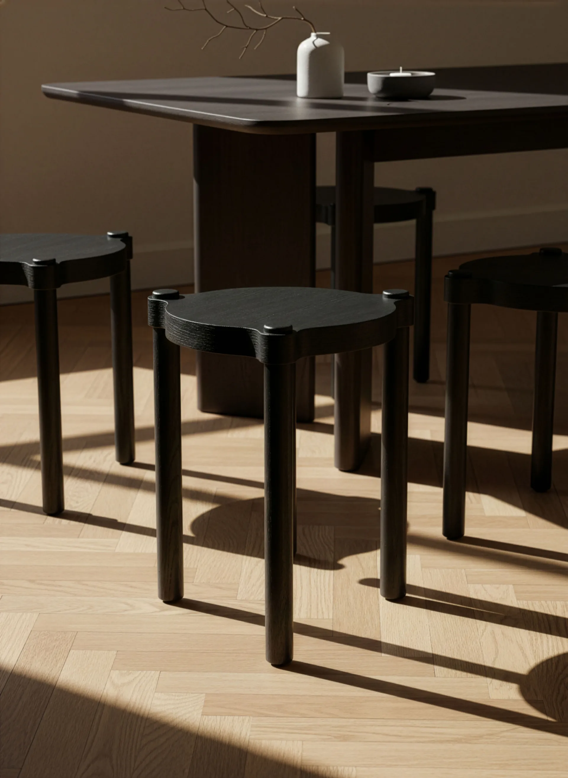 Woody σκαμπό, Μαύρη βαμμένη δρυς Cooee Design