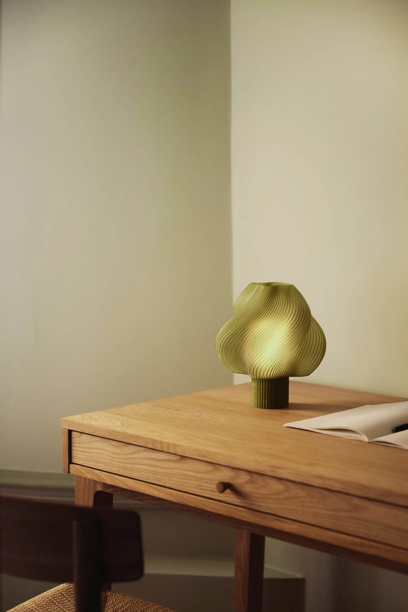 Soft Serve φορητή επιτραπέζια λάμπα, Olive, 23 εκ. Crème Atelier