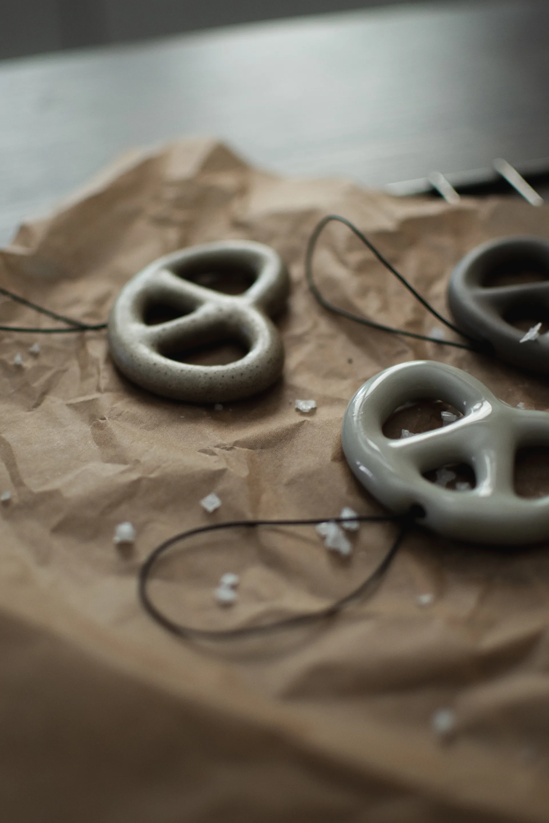 Κρεμαστό διακοσμητικό Hanging pretzel, Beige DBKD