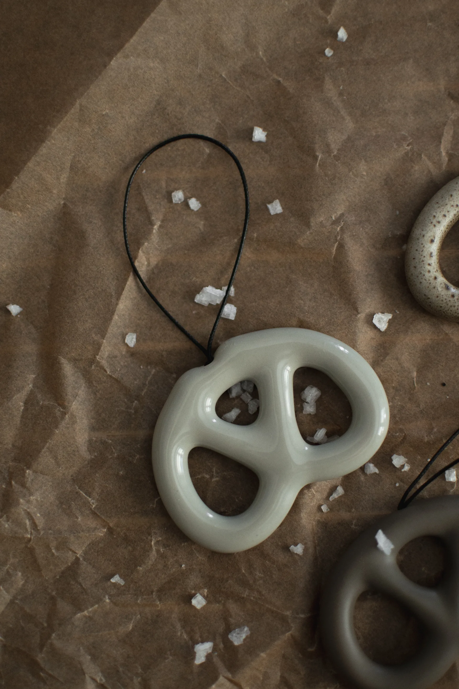 Κρεμαστό διακοσμητικό Hanging pretzel, Shiny mole DBKD