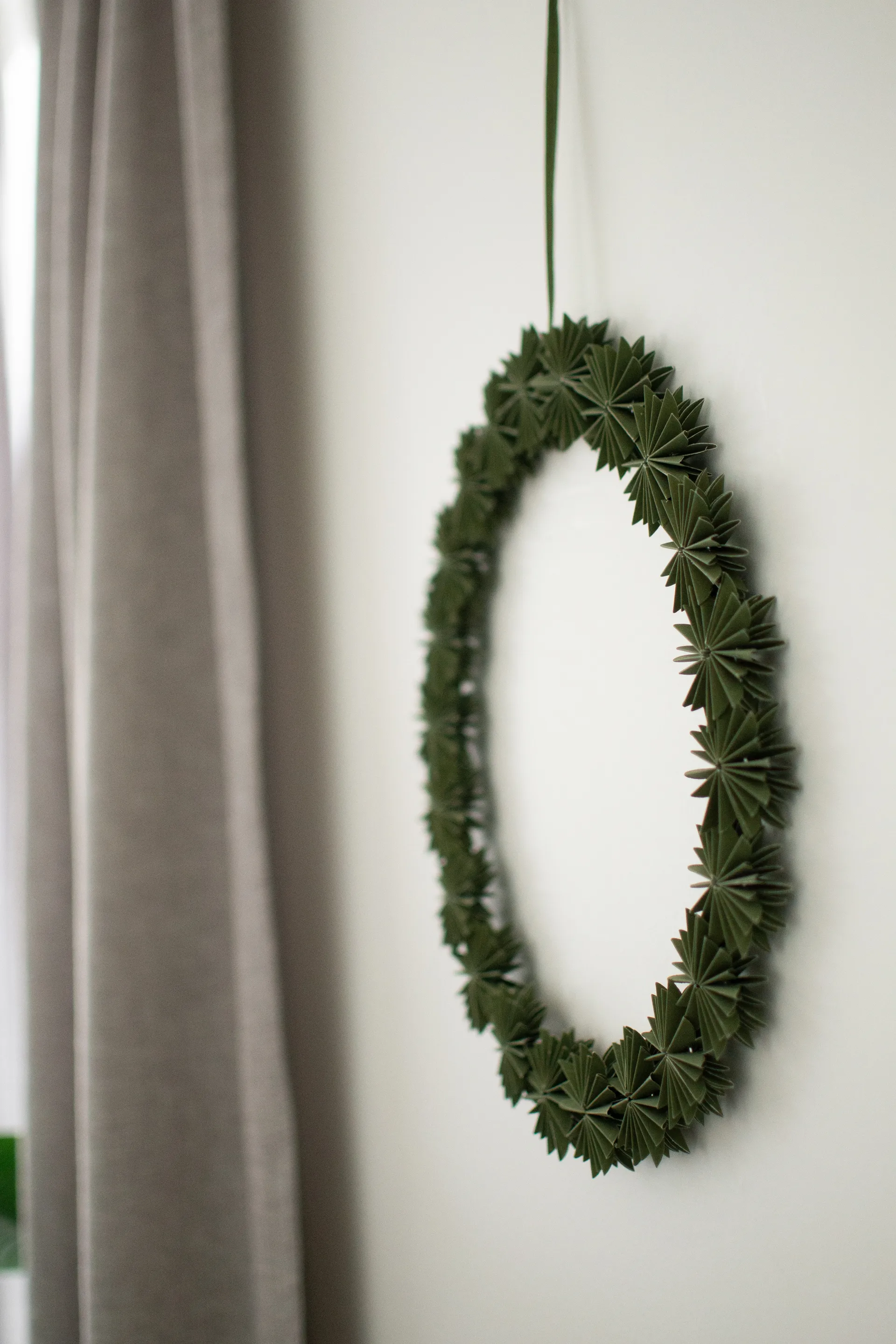 Paper flake wreath διακοσμητικό στεφάνι Ø35 cm, Green DBKD