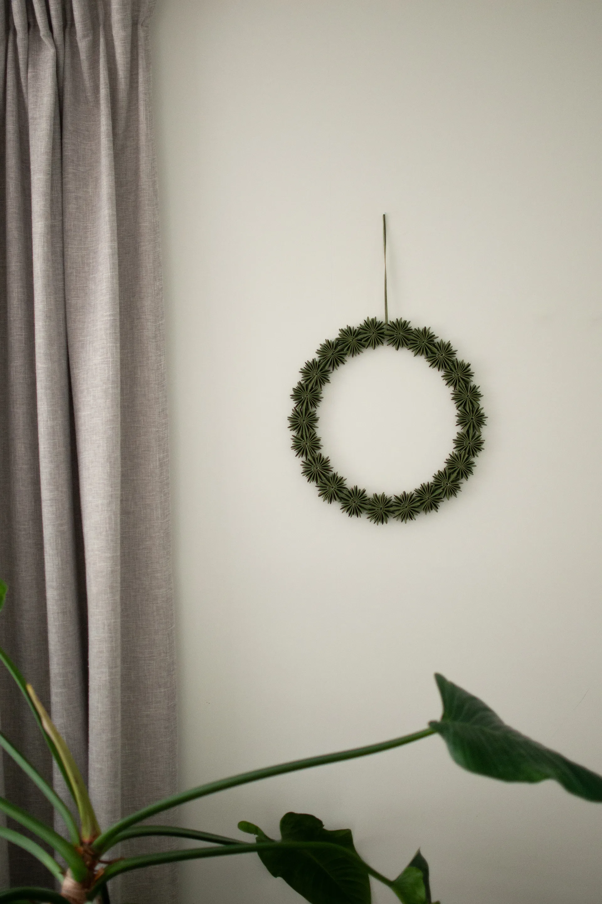 Paper flake wreath διακοσμητικό στεφάνι Ø35 cm, Green DBKD