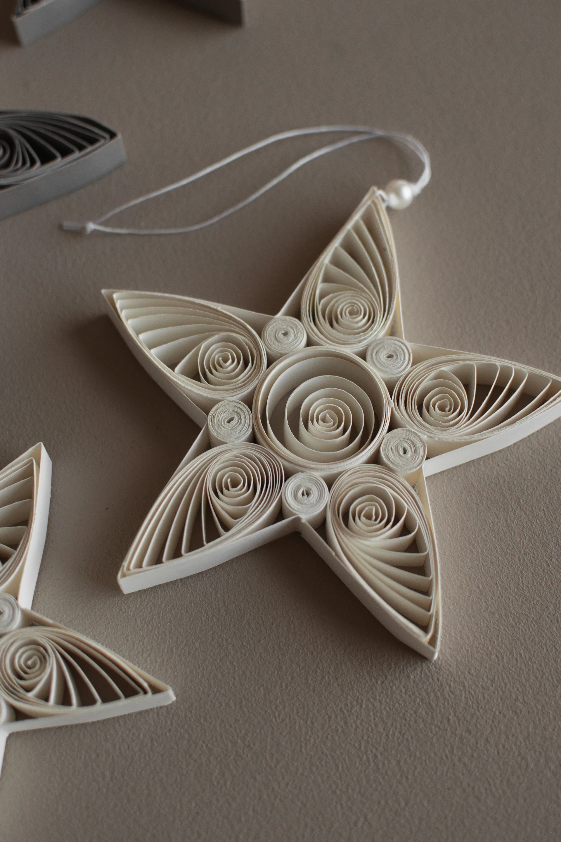Paper star χριστουγεννιάτικο κρεμαστό αστέρι 10,5 cm, White DBKD