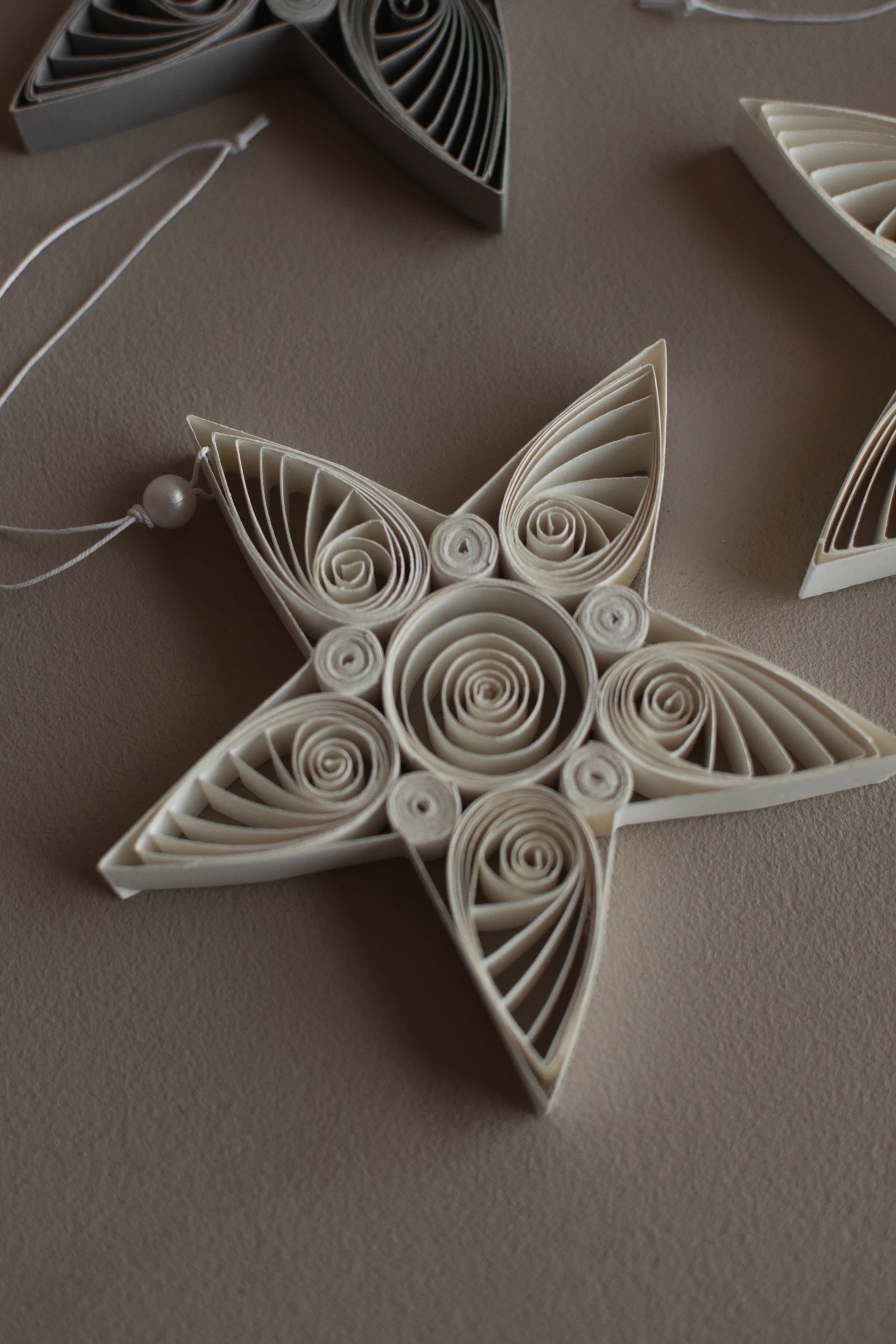 Paper star χριστουγεννιάτικο κρεμαστό αστέρι 10,5 cm, White DBKD