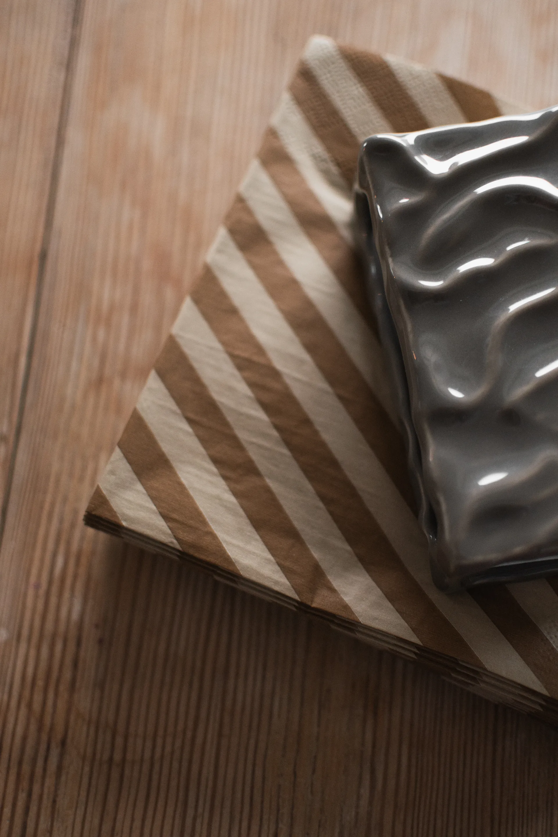 Stripe χαρτοπετσέτα 33x33 εκ. 20 τεμαχίων, Nougat DBKD