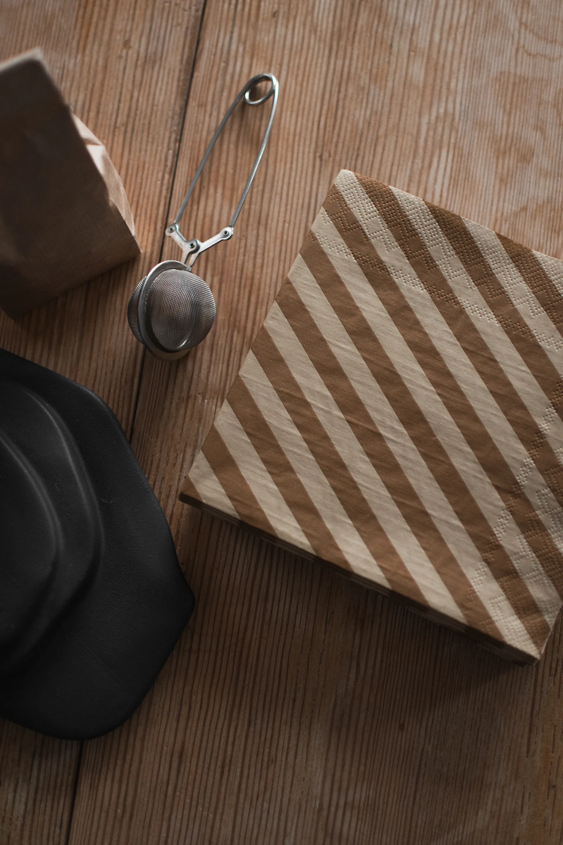 Stripe χαρτοπετσέτα 33x33 εκ. 20 τεμαχίων, Nougat DBKD