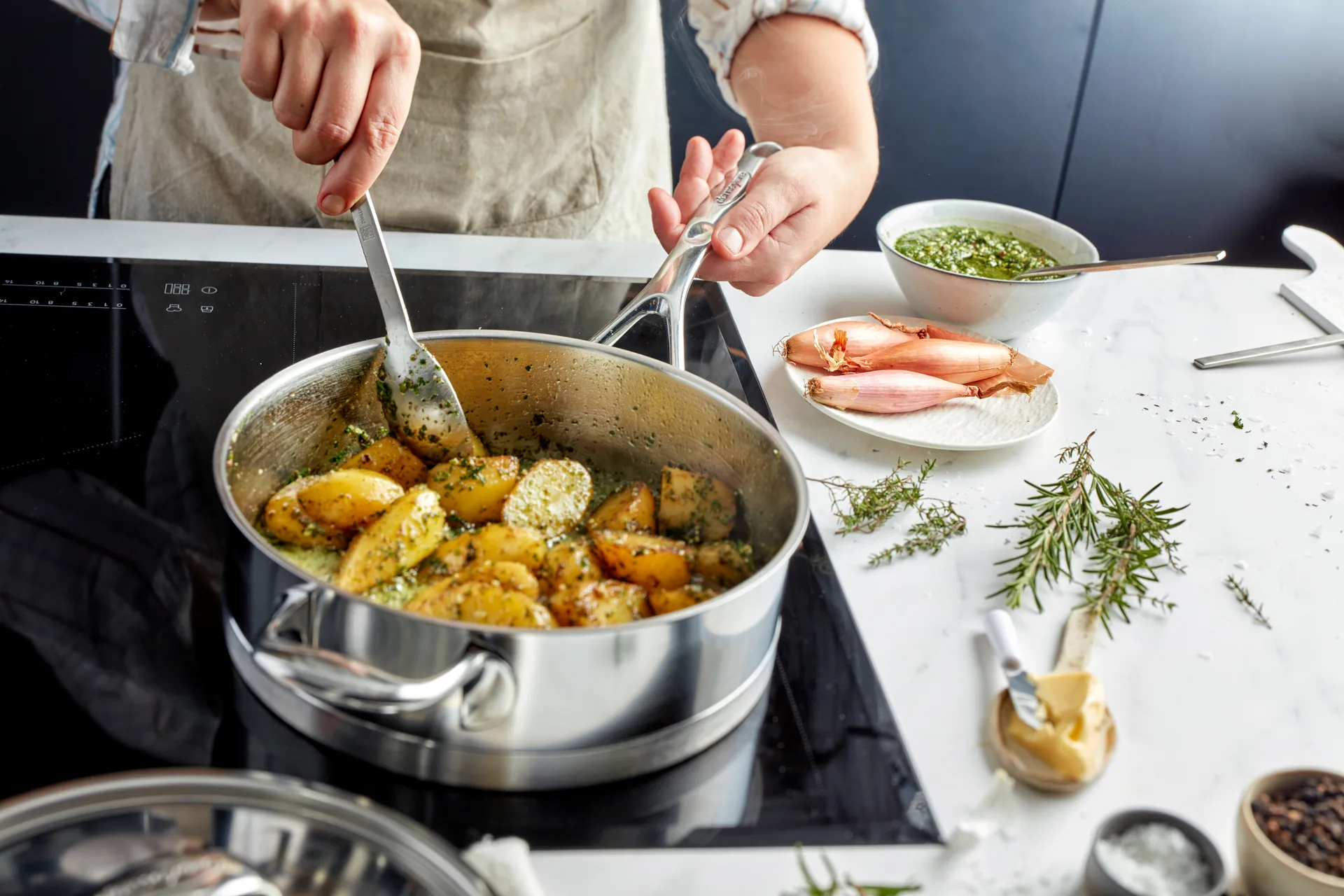 Atlantis 7 βαθύ τηγάνι με καπάκι από ανοξείδωτο χάλυβα, Ø24 εκ. Demeyere